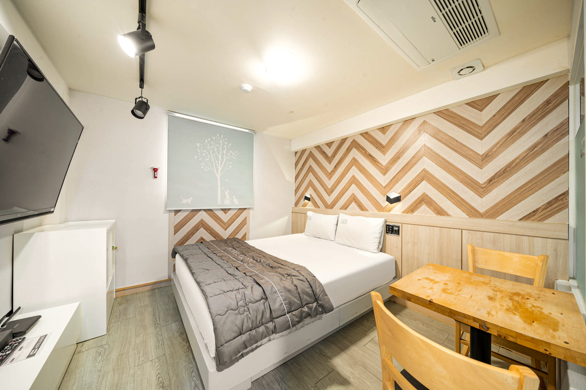 room detail thumbnail 2