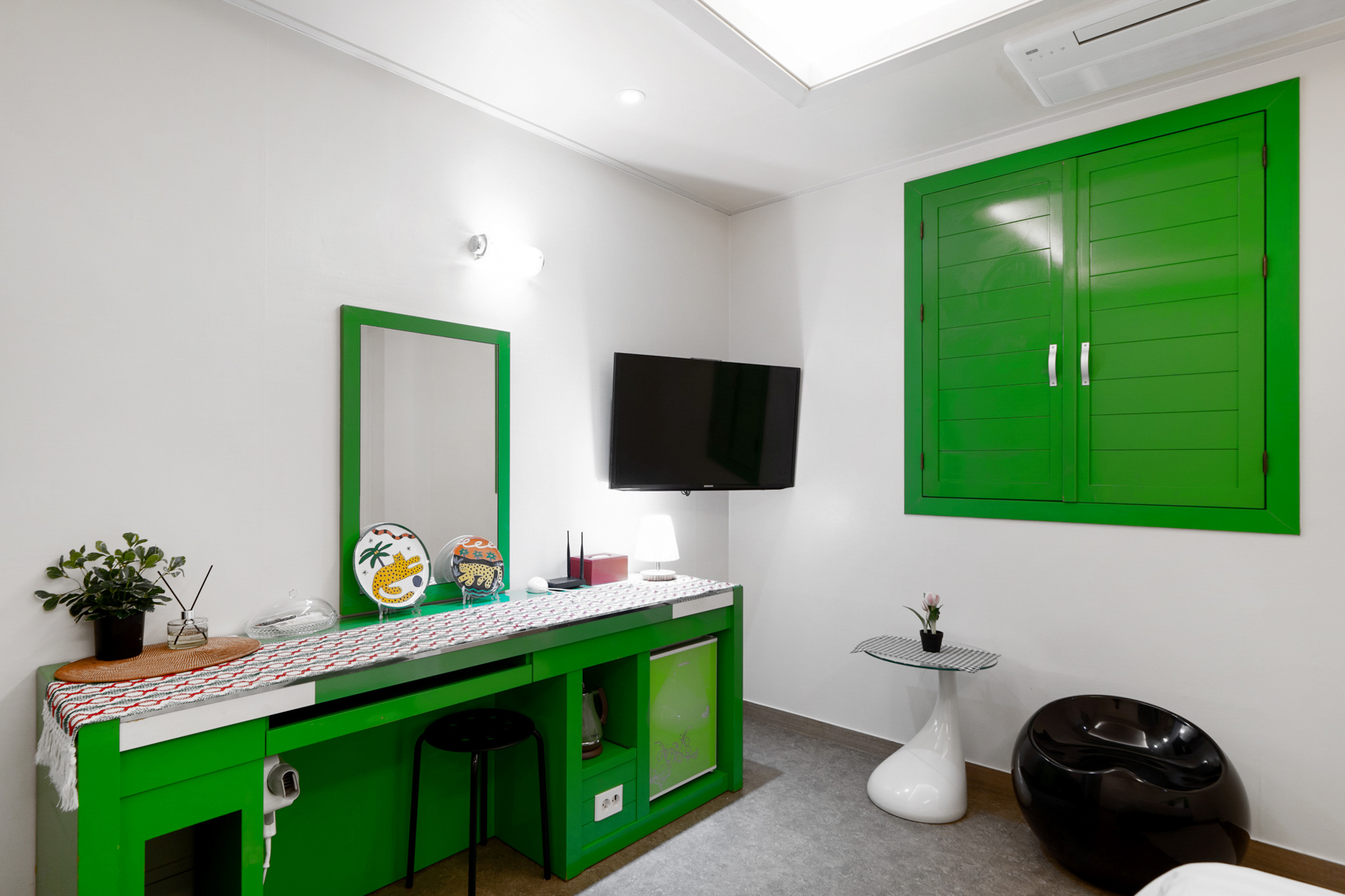 room detail thumbnail 2