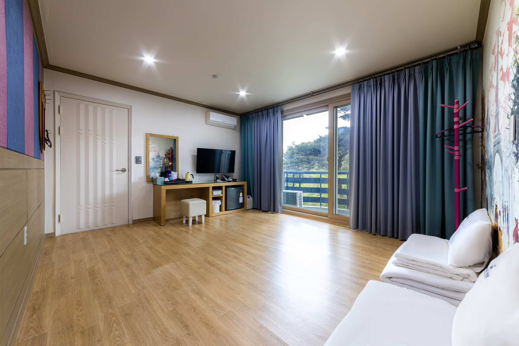 room detail thumbnail 2