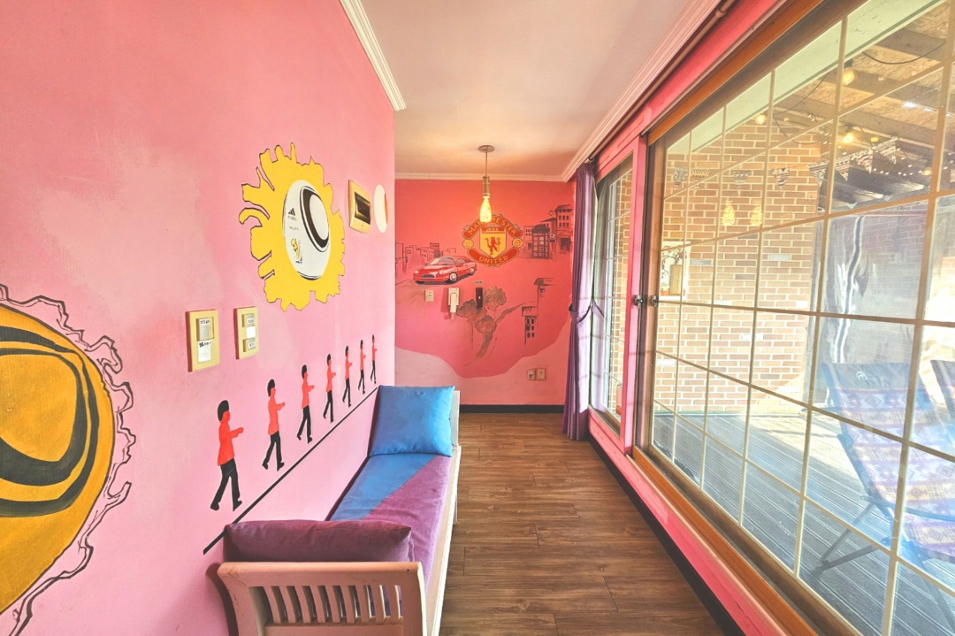 room detail thumbnail 2