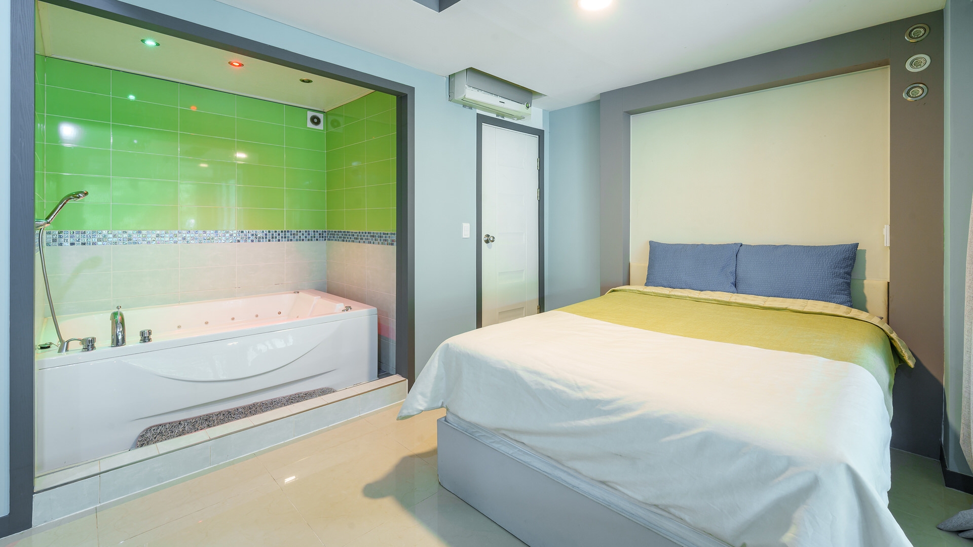 room detail thumbnail 1