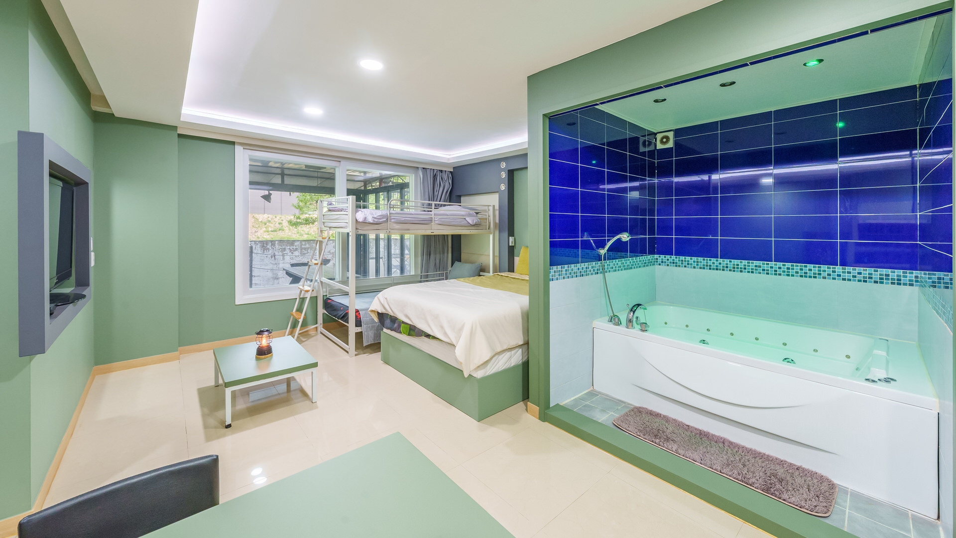 room detail thumbnail 2