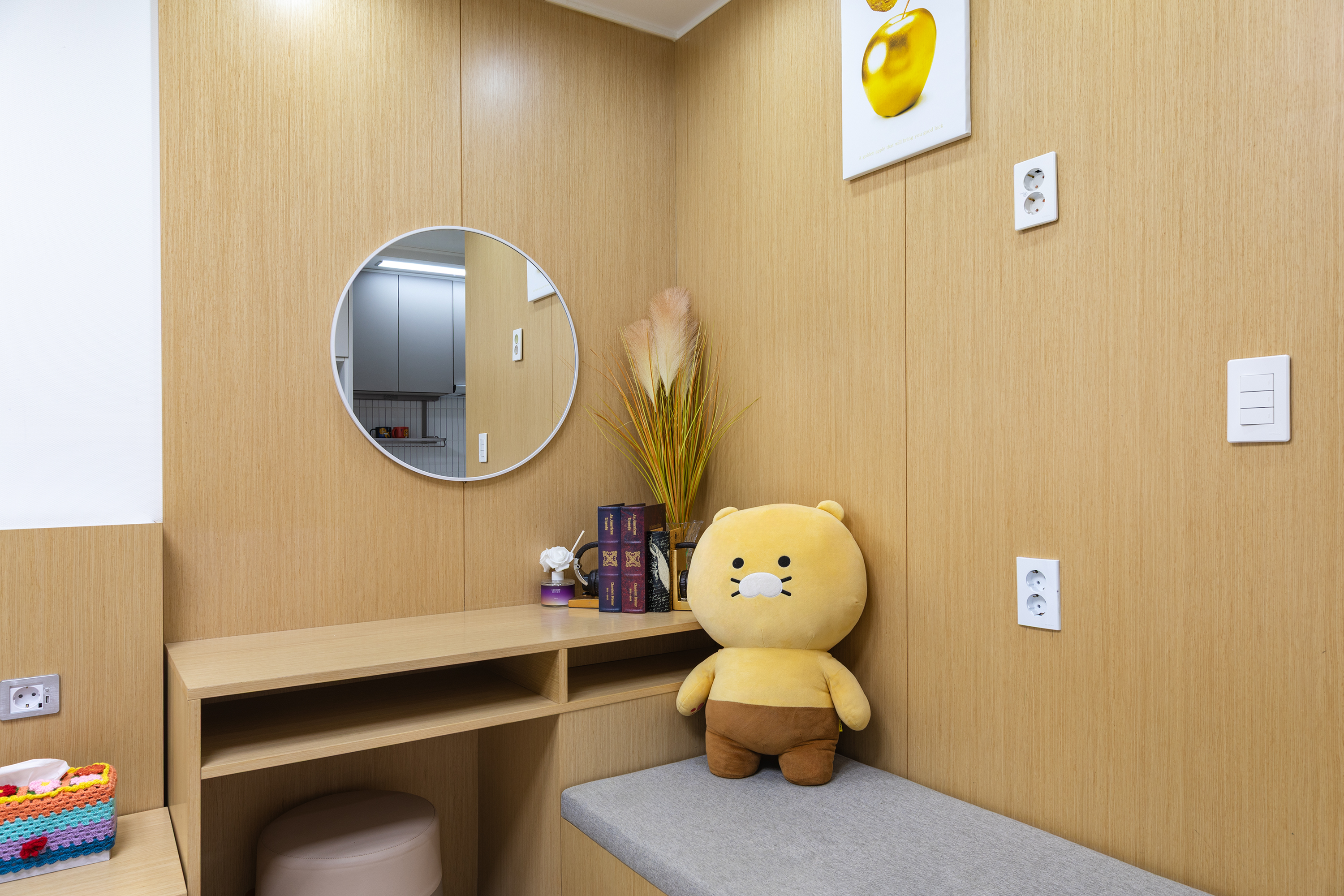 room detail thumbnail 2