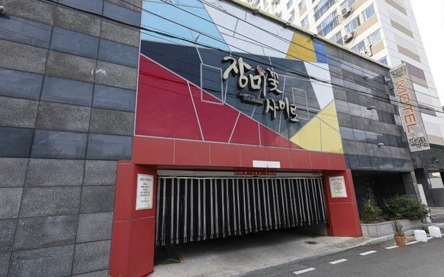 밀양 장미꽃사이로