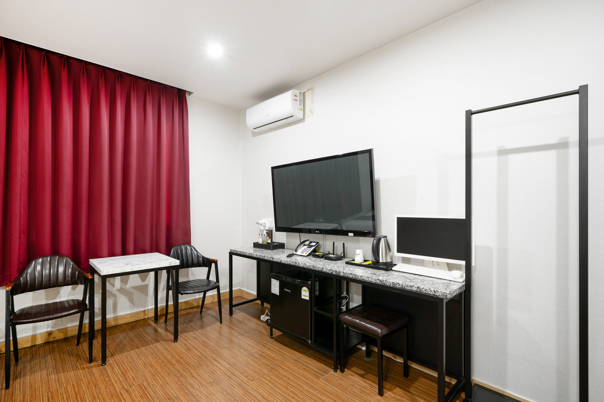 room detail thumbnail 2
