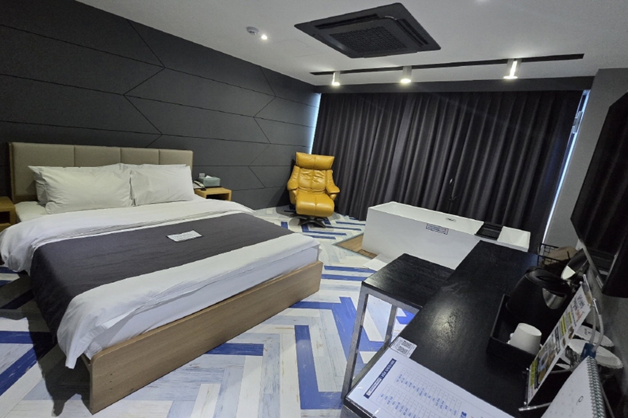 room detail thumbnail 1