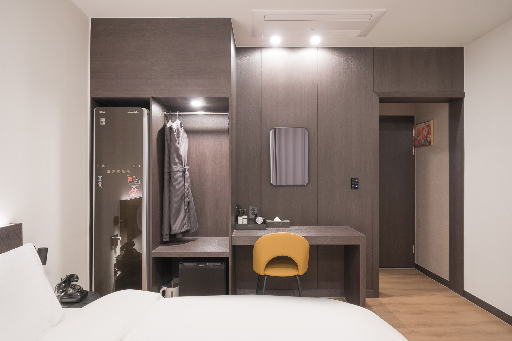 room detail thumbnail 2