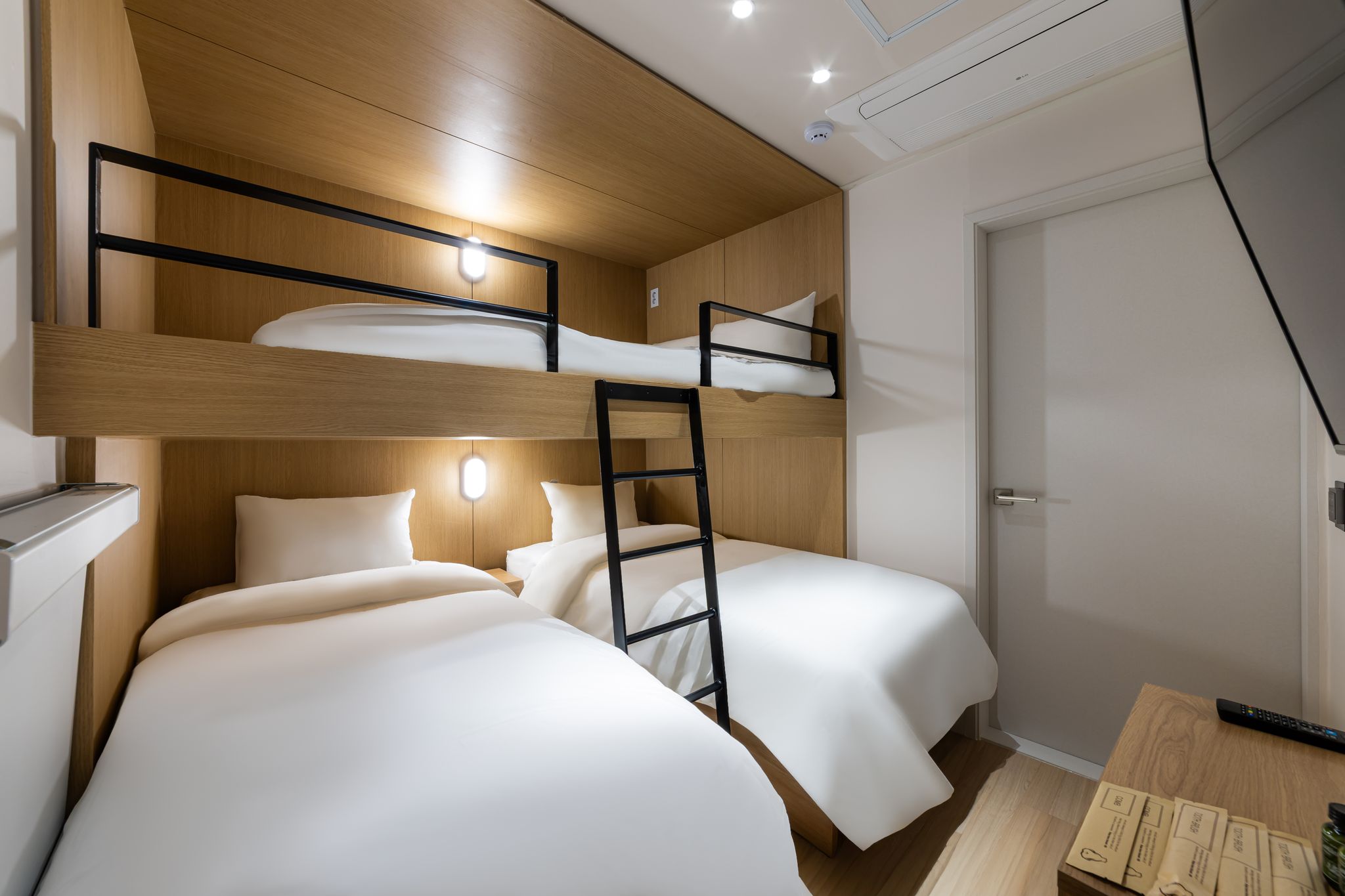 room detail thumbnail 2