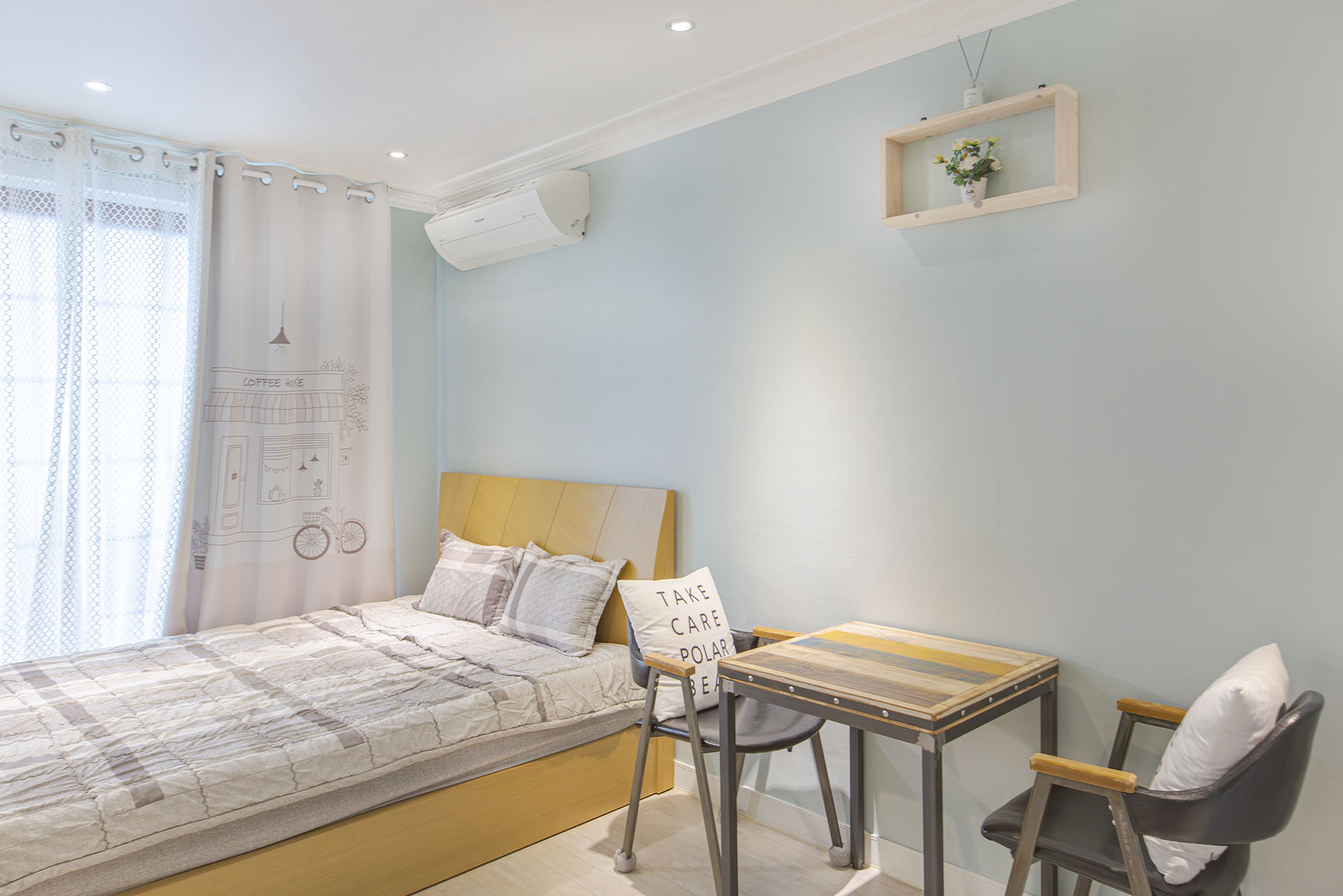 room detail thumbnail 2