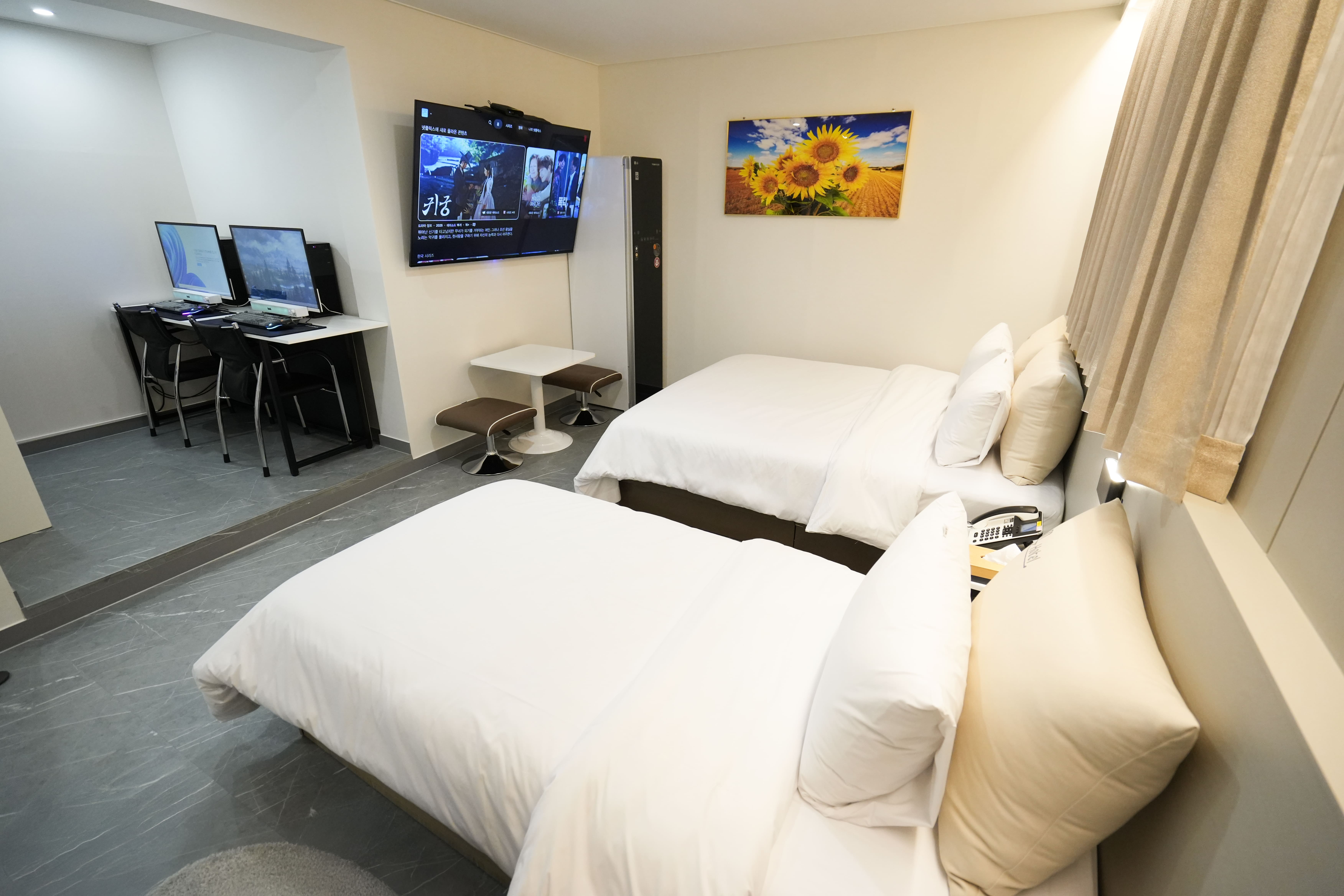 room detail thumbnail 1