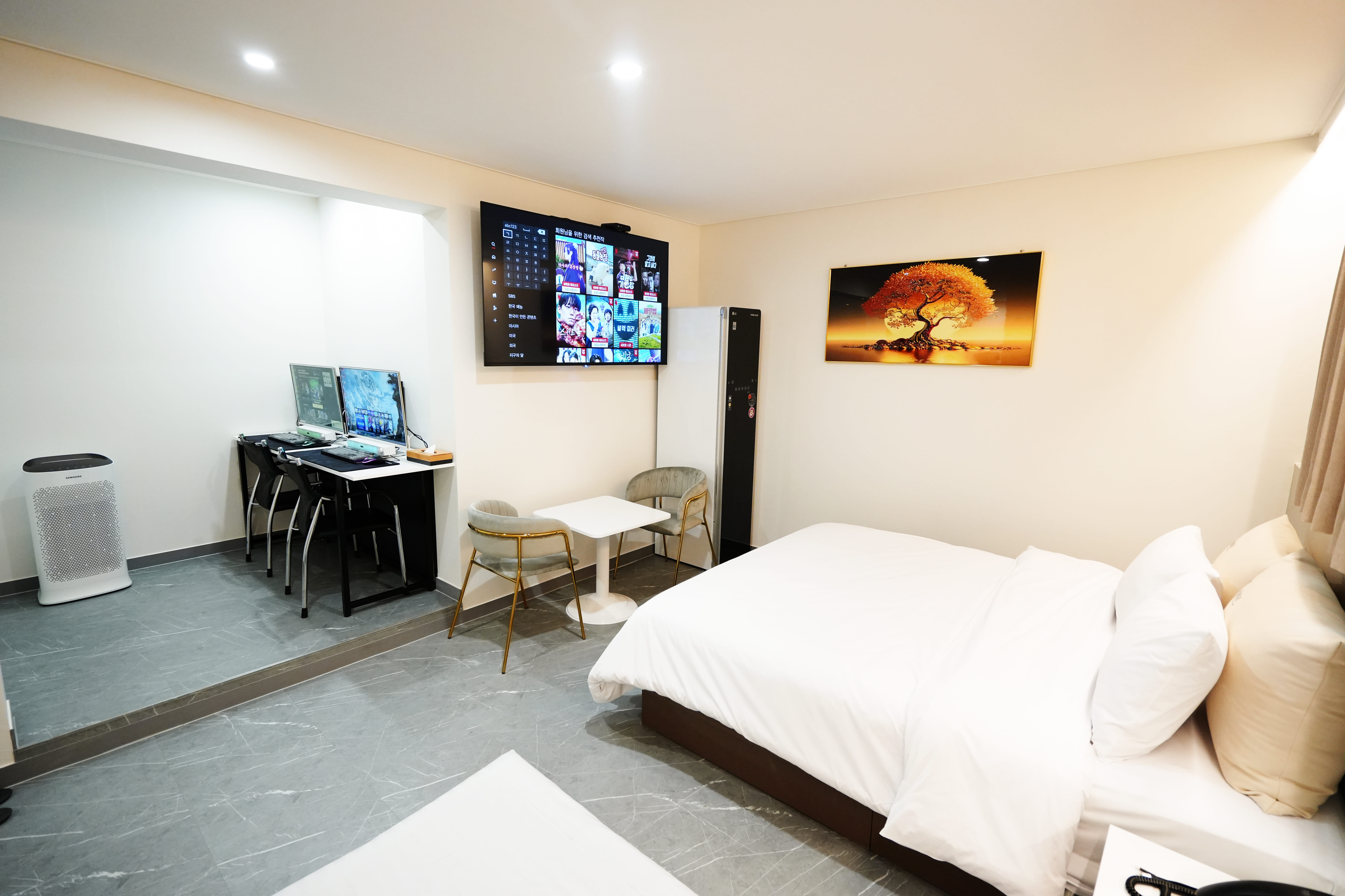 room detail thumbnail 2