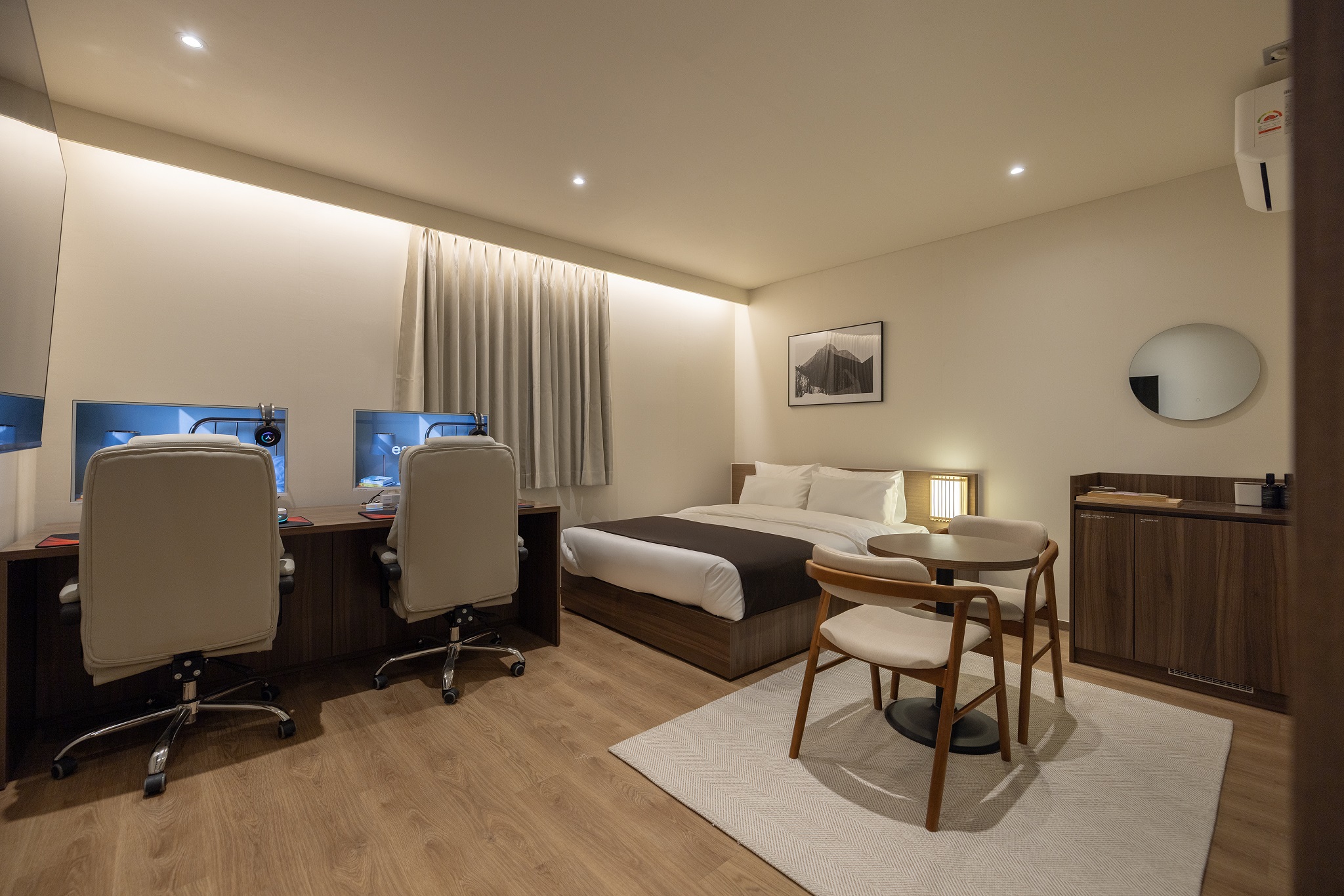 room detail thumbnail 2