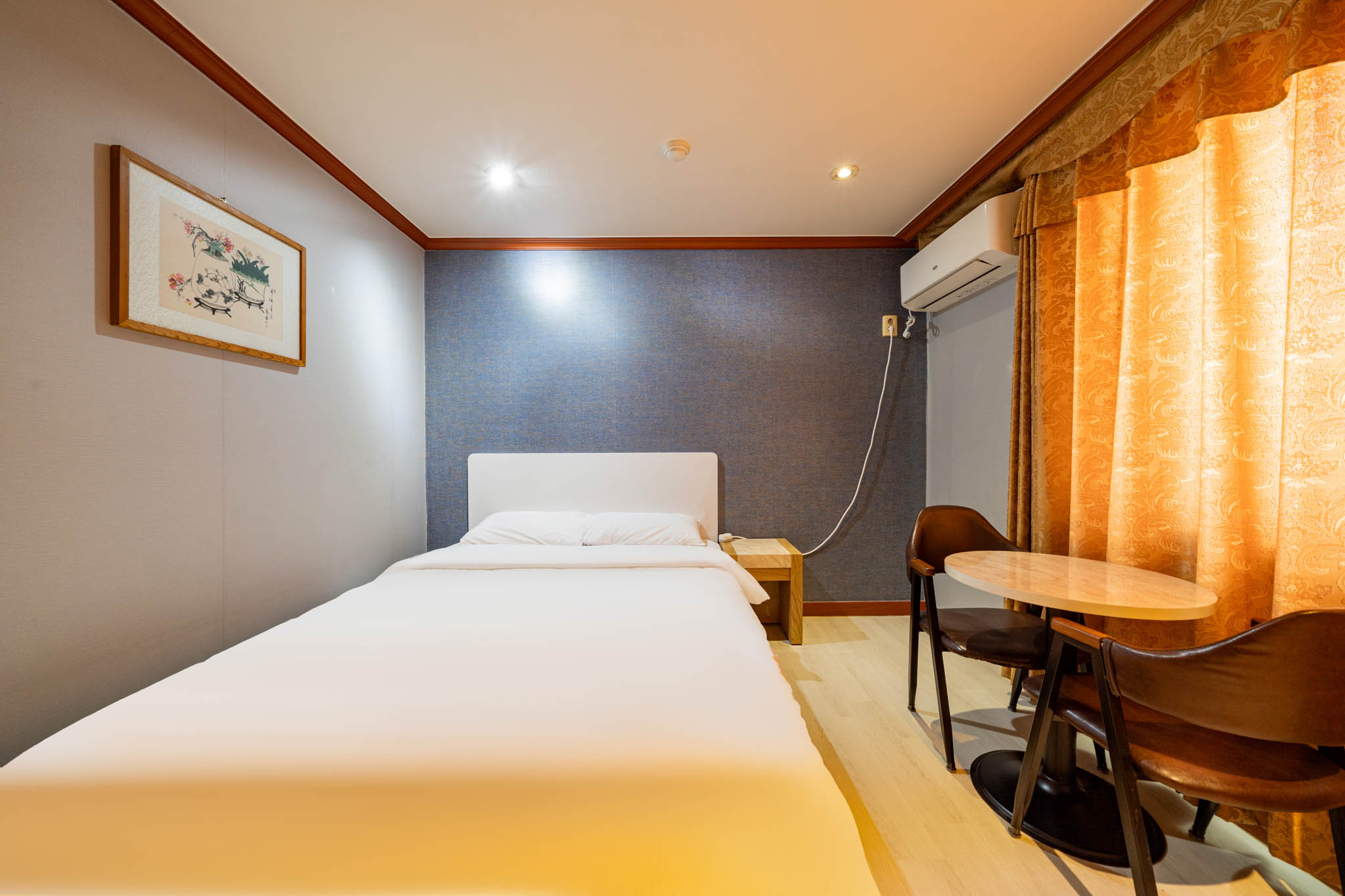 room detail thumbnail 2