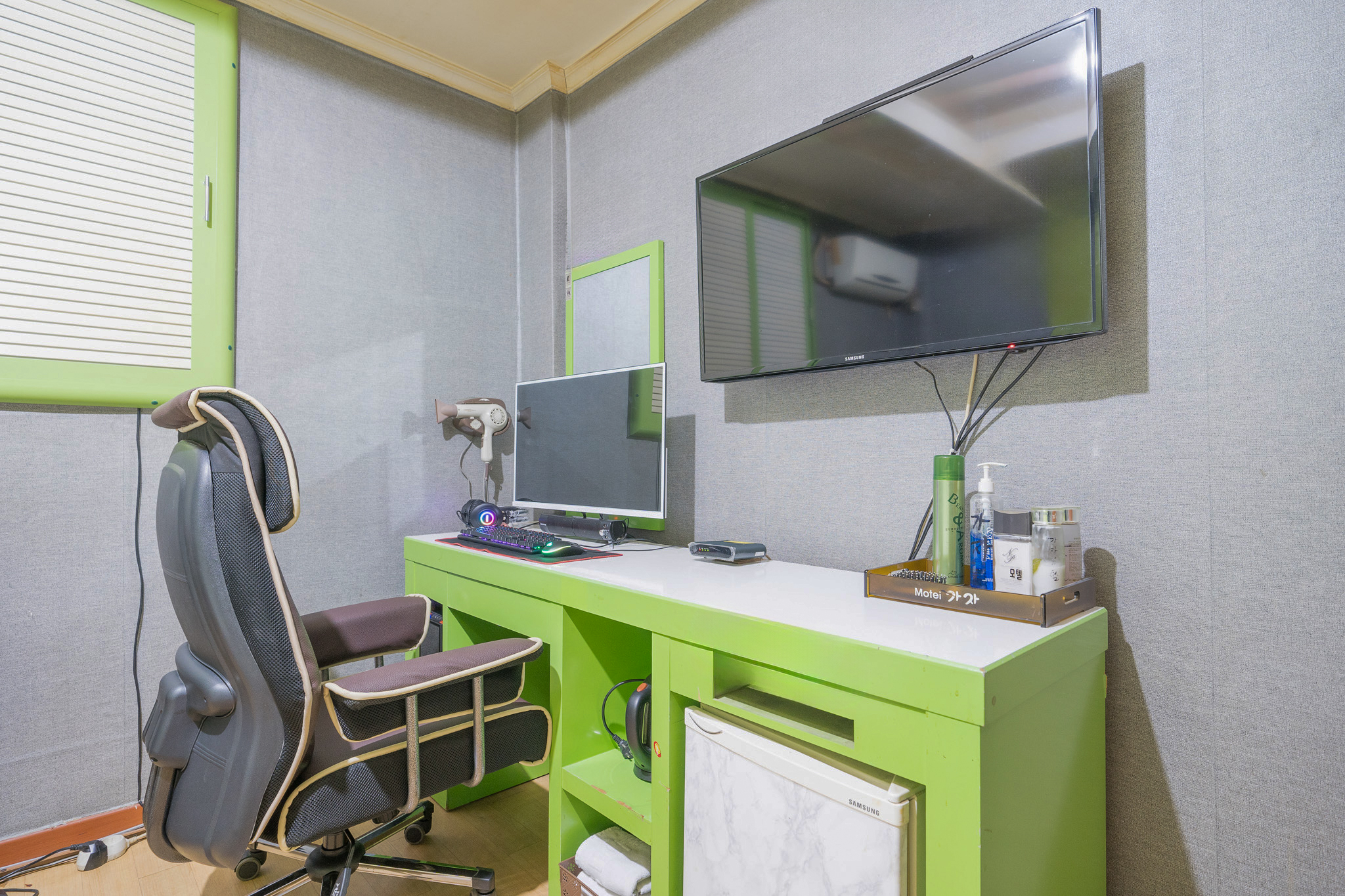 room detail thumbnail 1