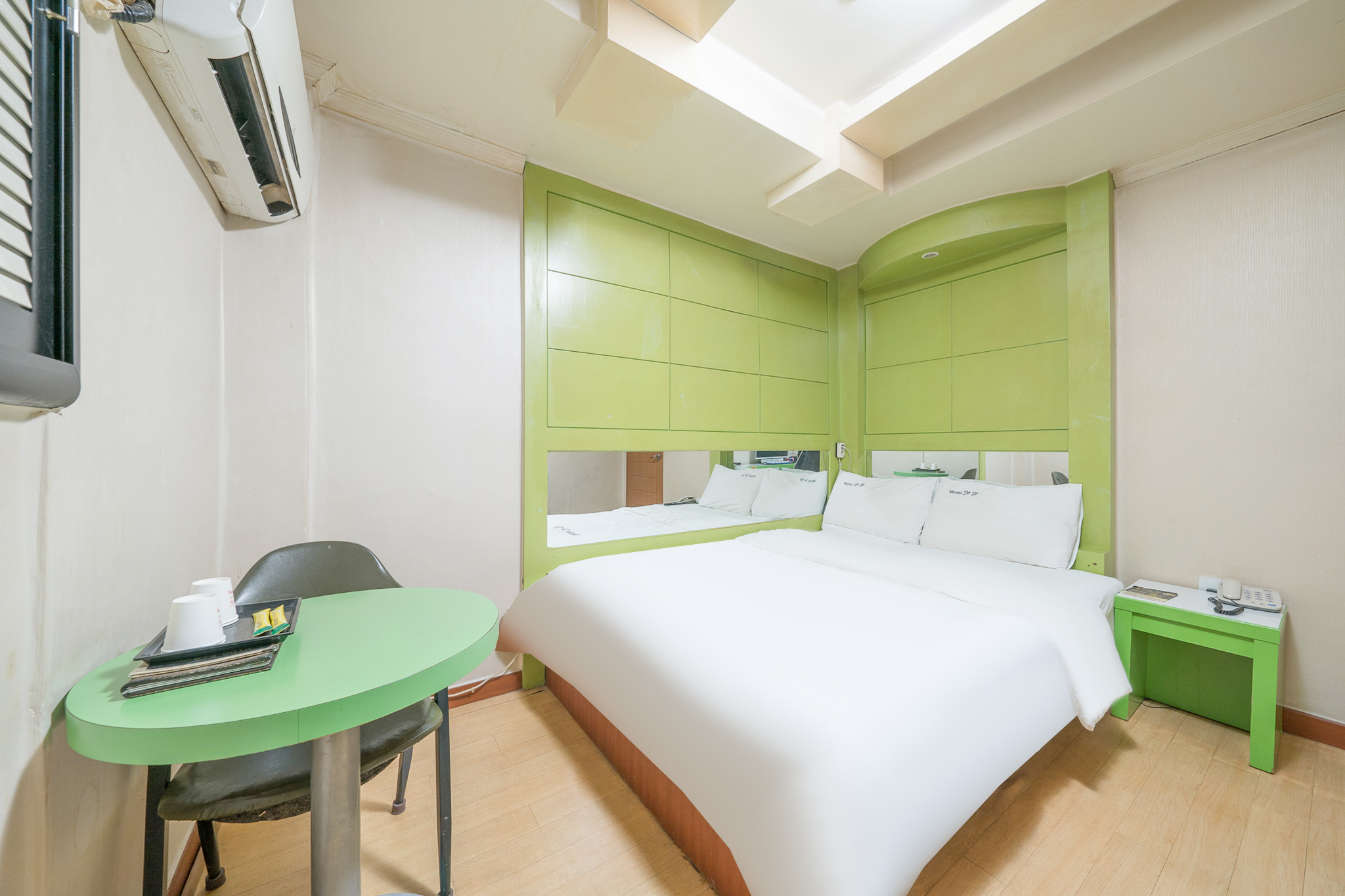 room detail thumbnail 2