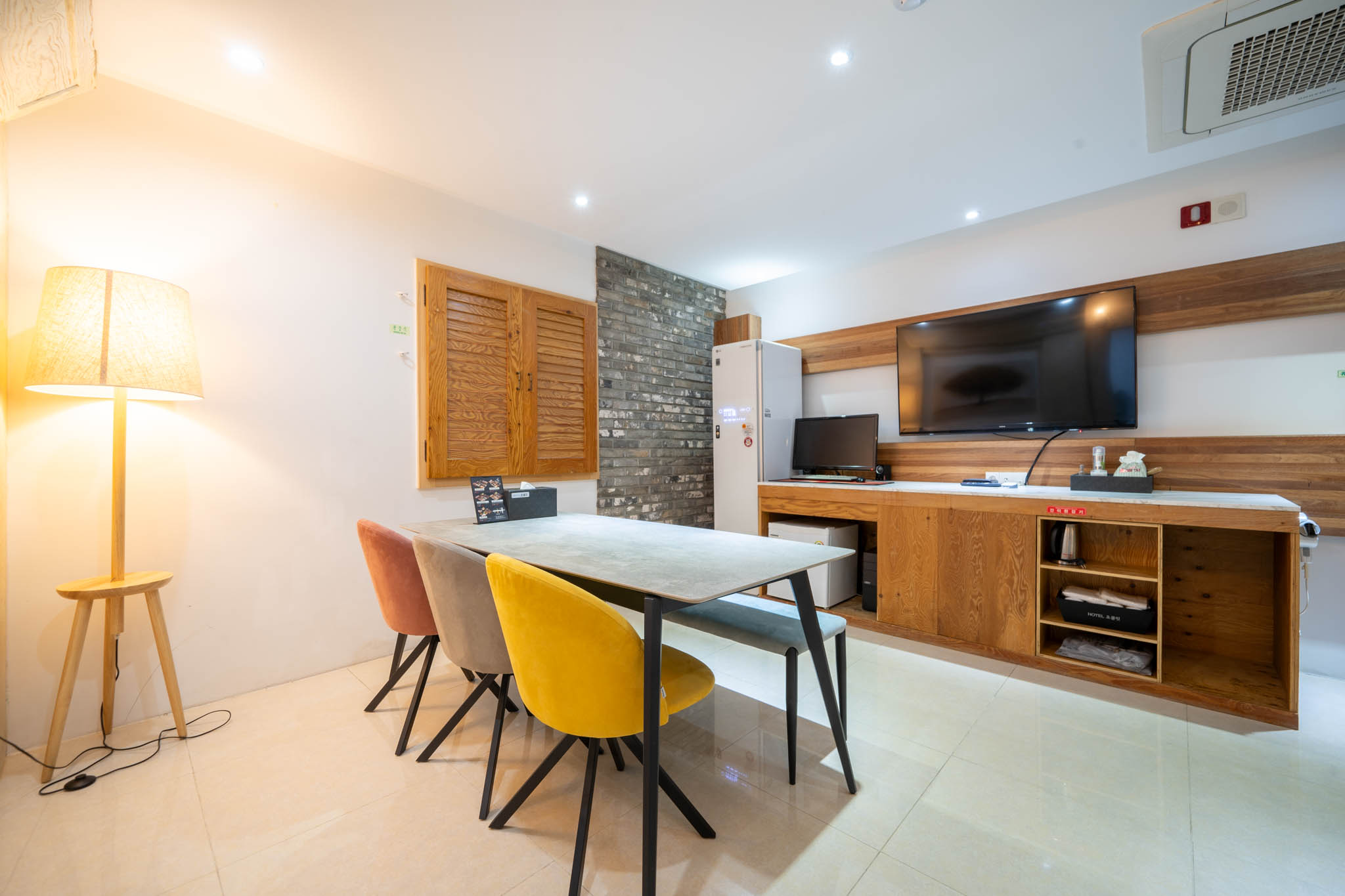 room detail thumbnail 2