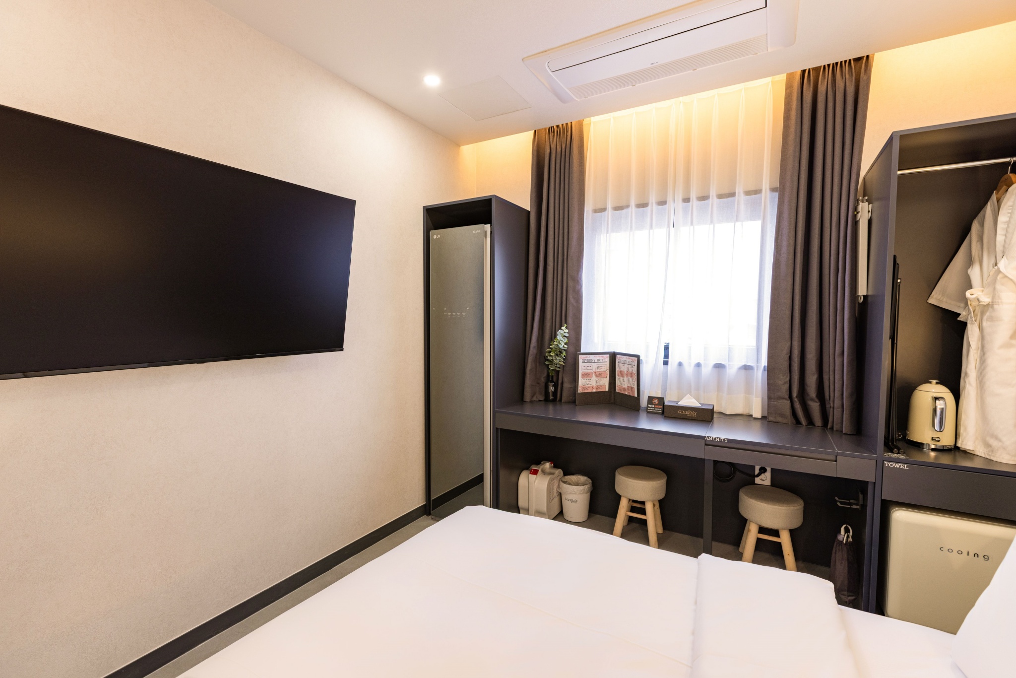 room detail thumbnail 2