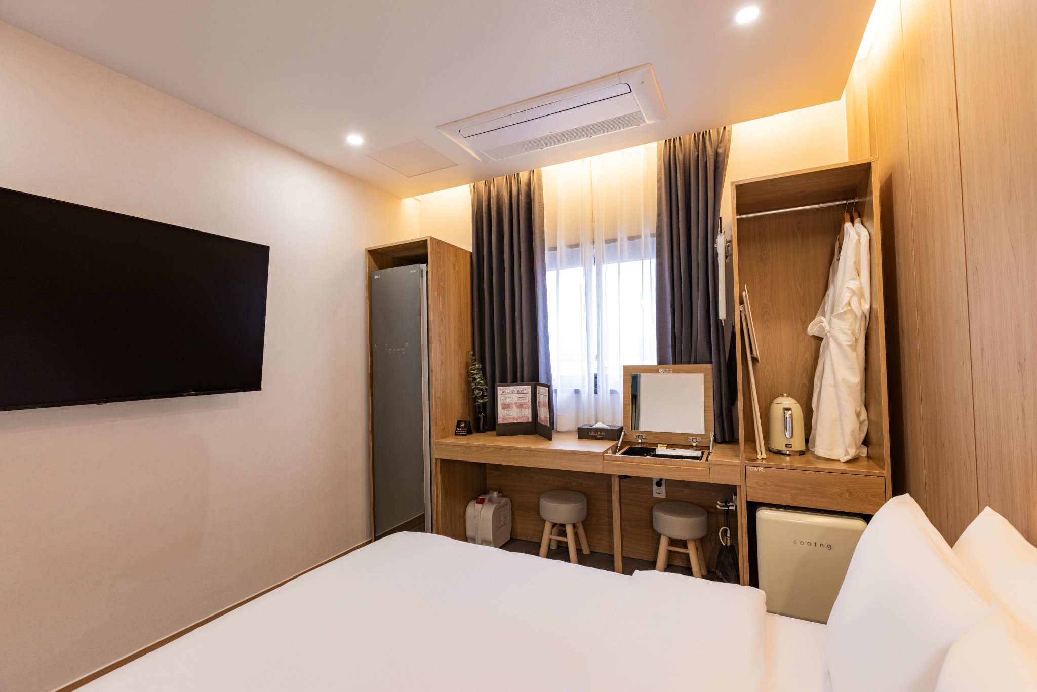 room detail thumbnail 2