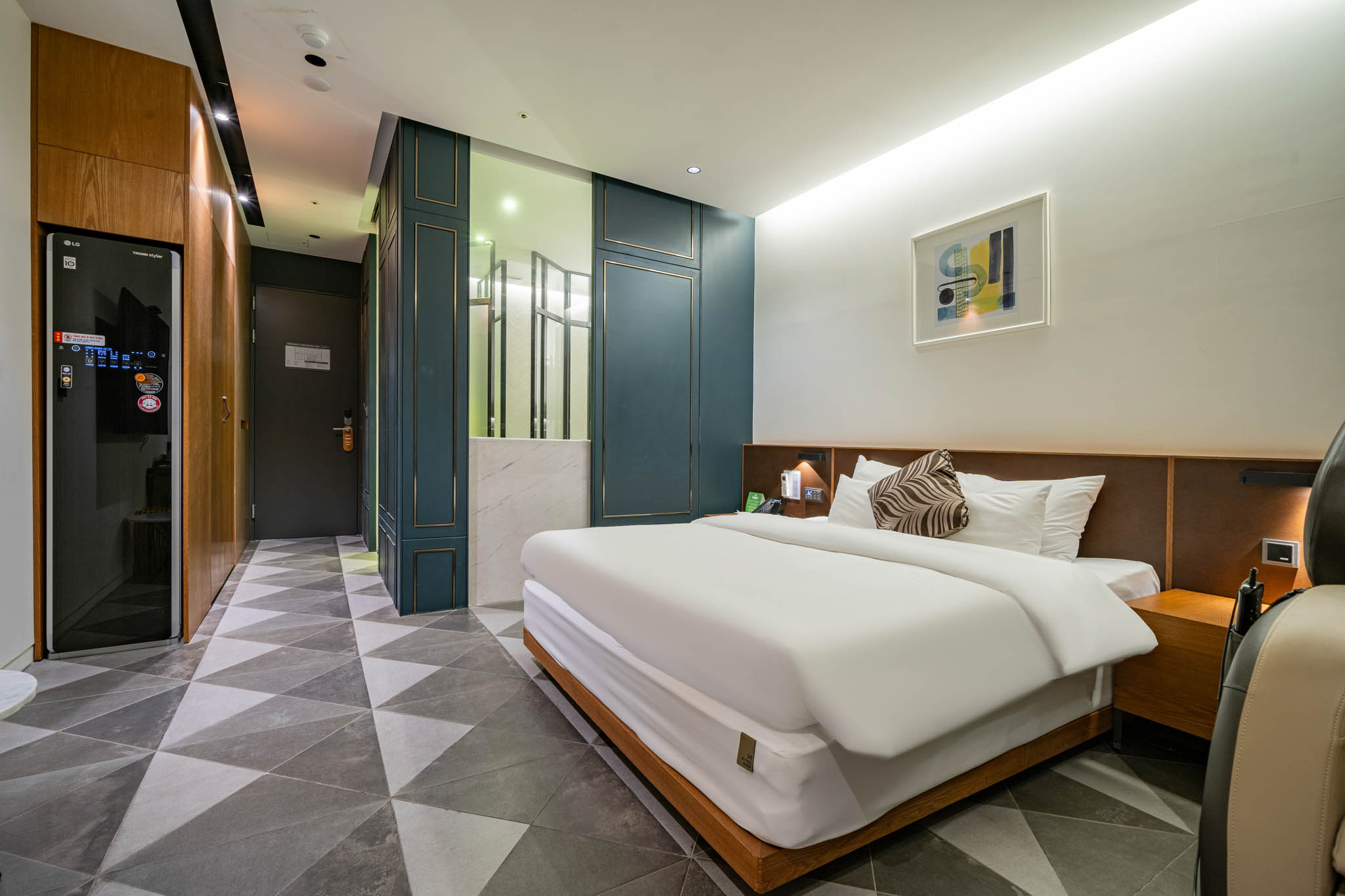 room detail thumbnail 2