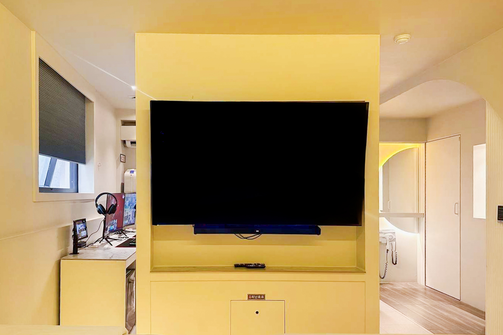 room detail thumbnail 1