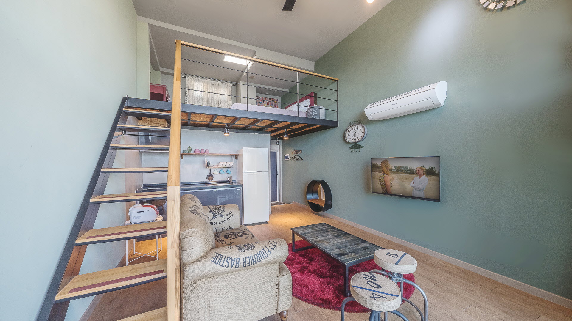 room detail thumbnail 2