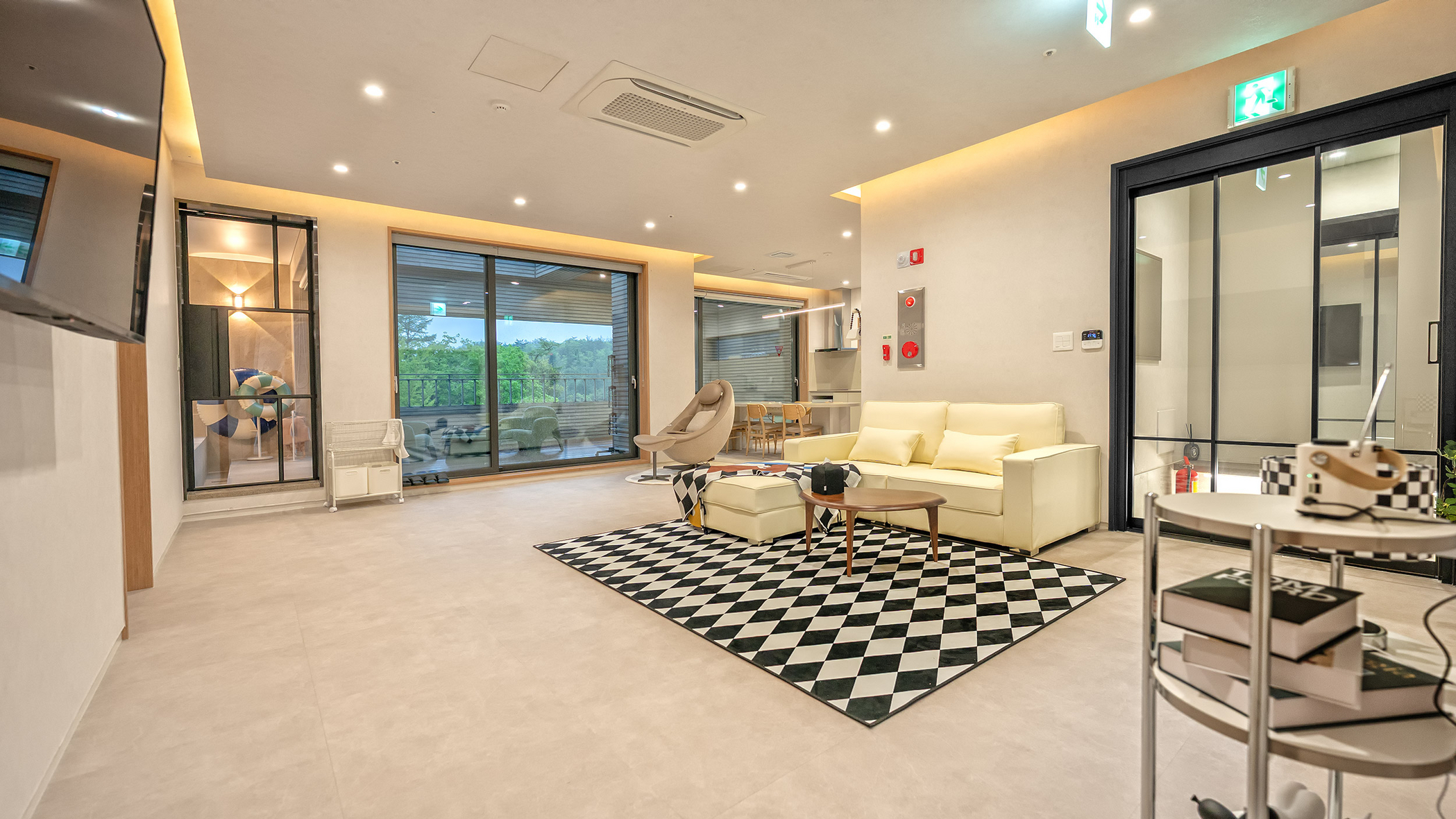 room detail thumbnail 1