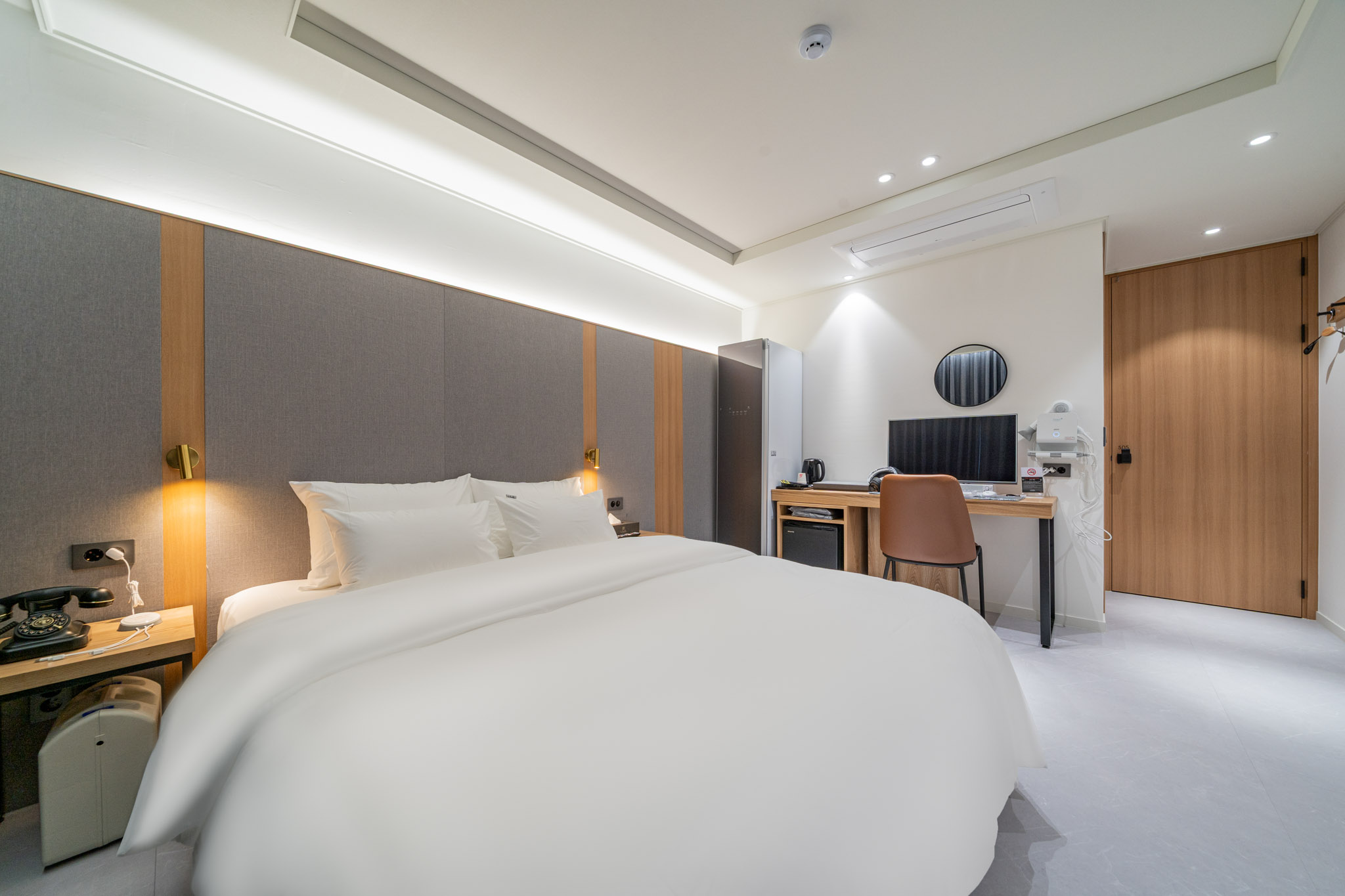 room detail thumbnail 2