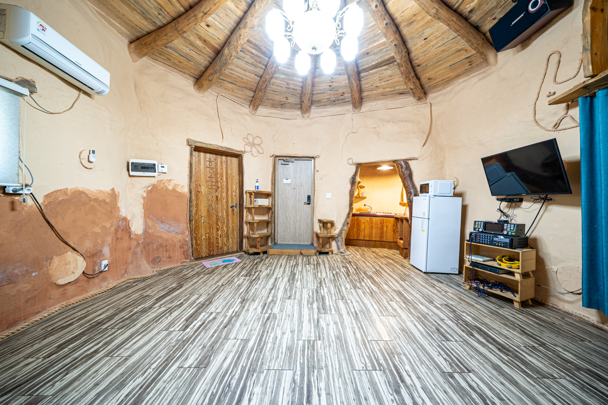 room detail thumbnail 2