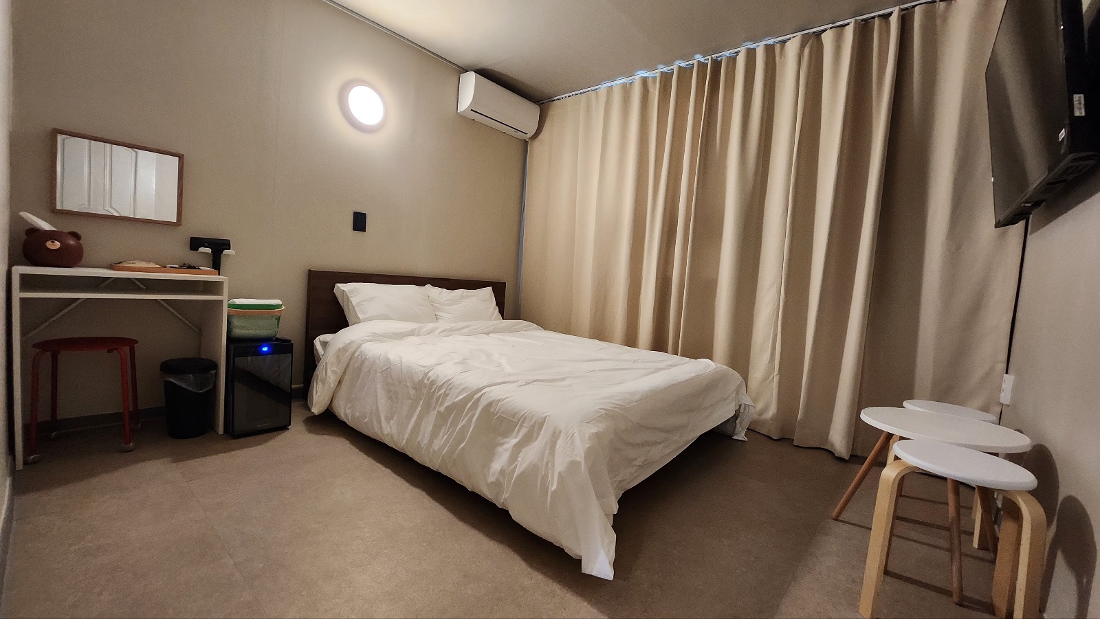 room detail thumbnail 1