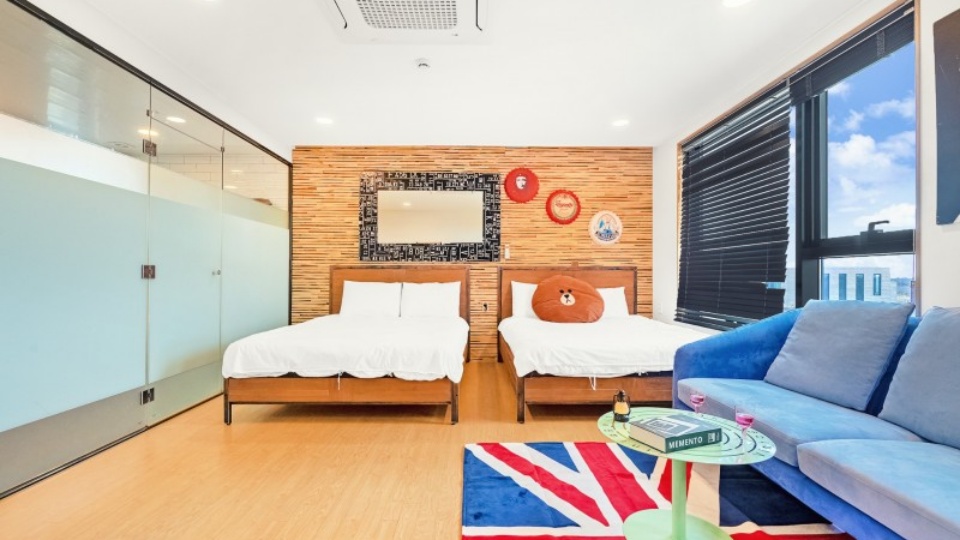 room detail thumbnail 2