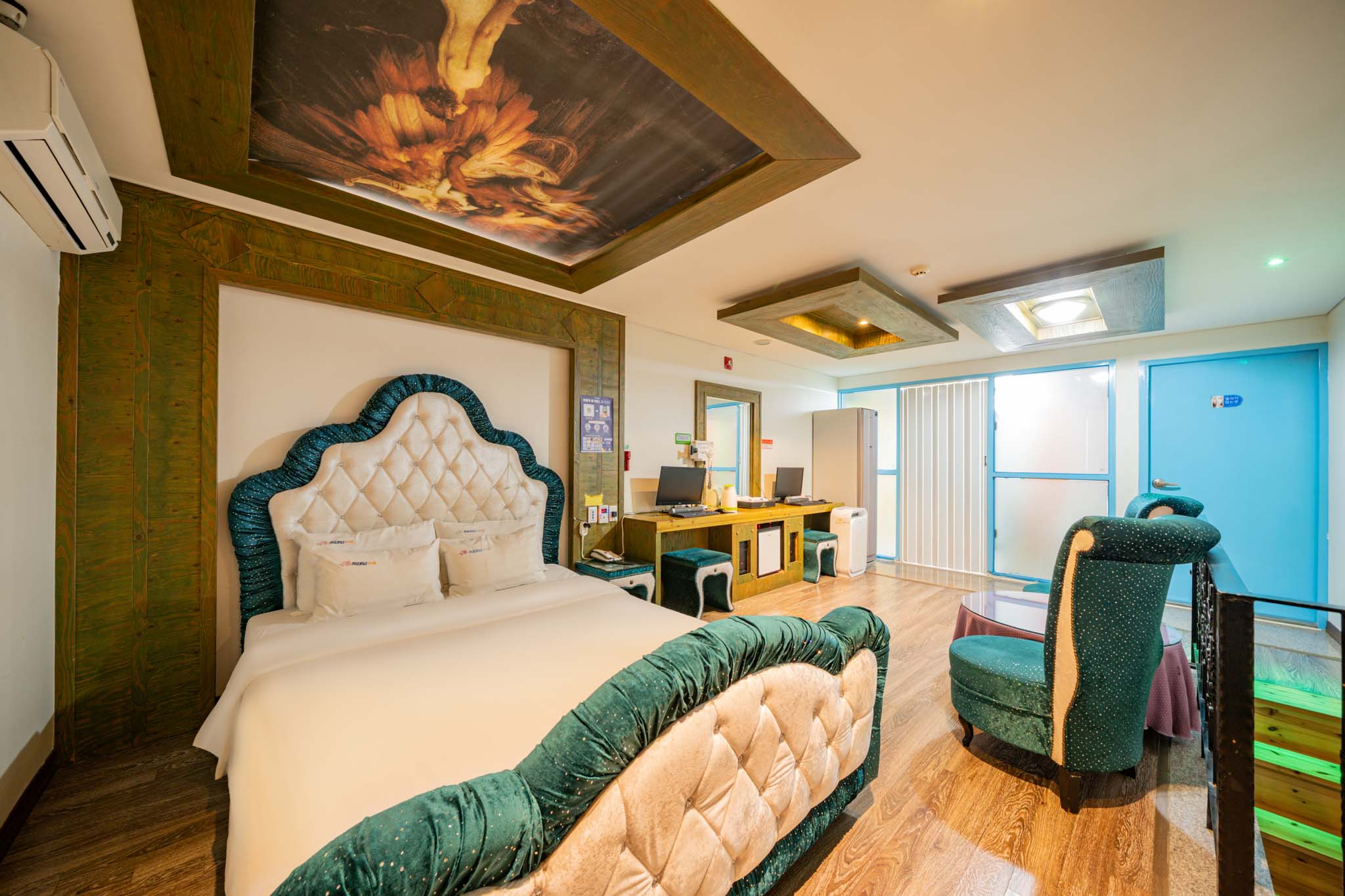 room detail thumbnail 1