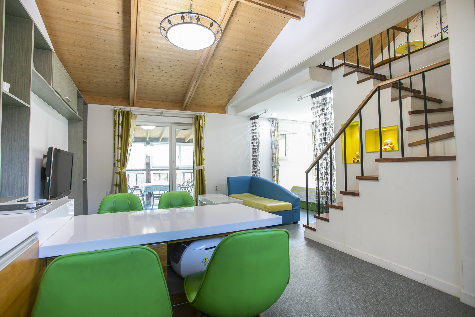 room detail thumbnail 2