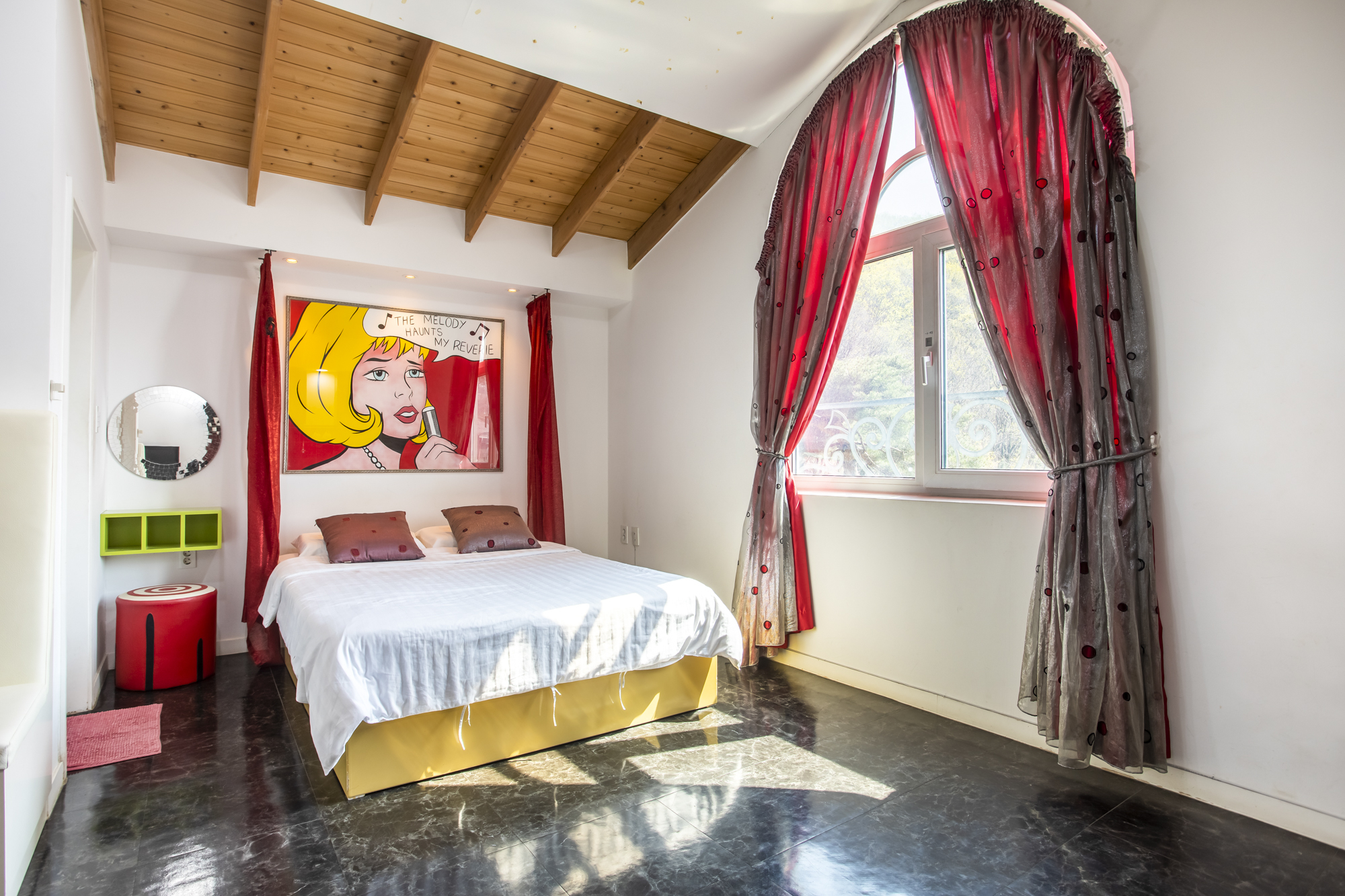 room detail thumbnail 2