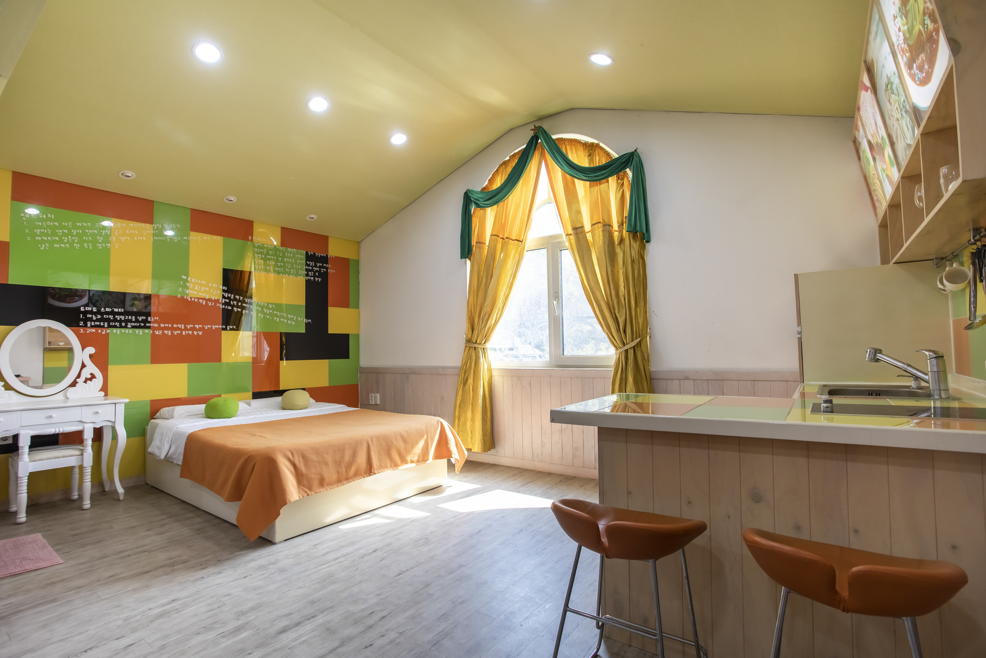 room detail thumbnail 1