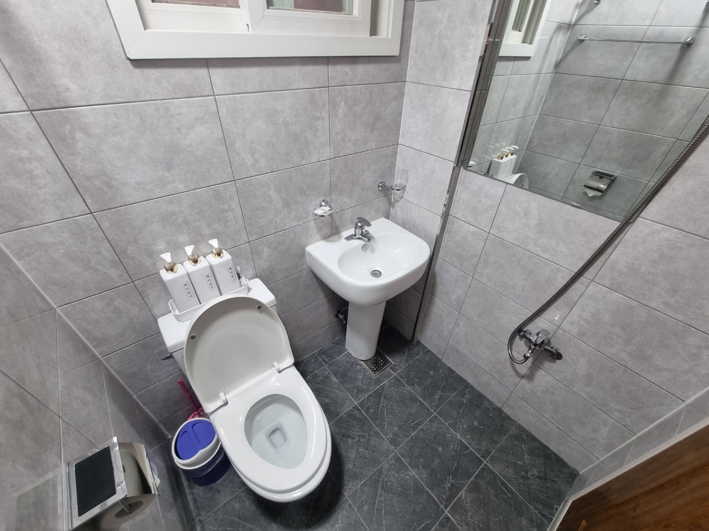 room detail thumbnail 2