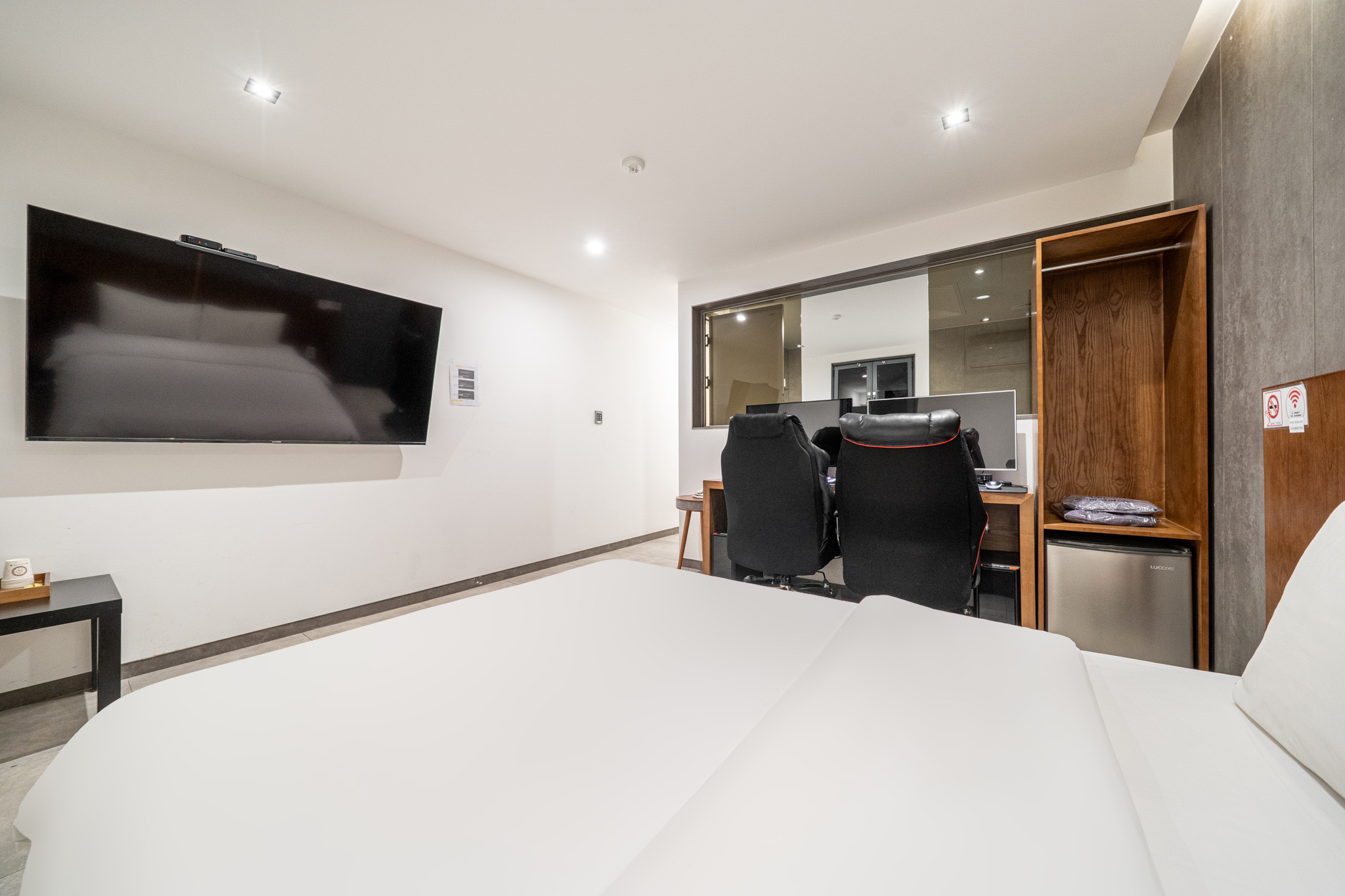 room detail thumbnail 2