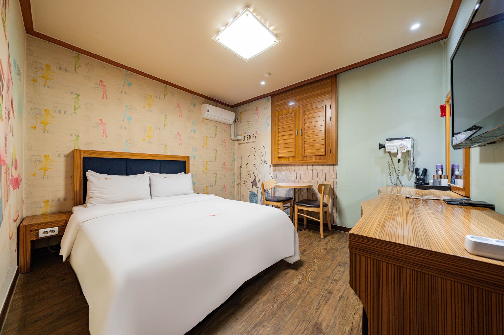 room detail thumbnail 2