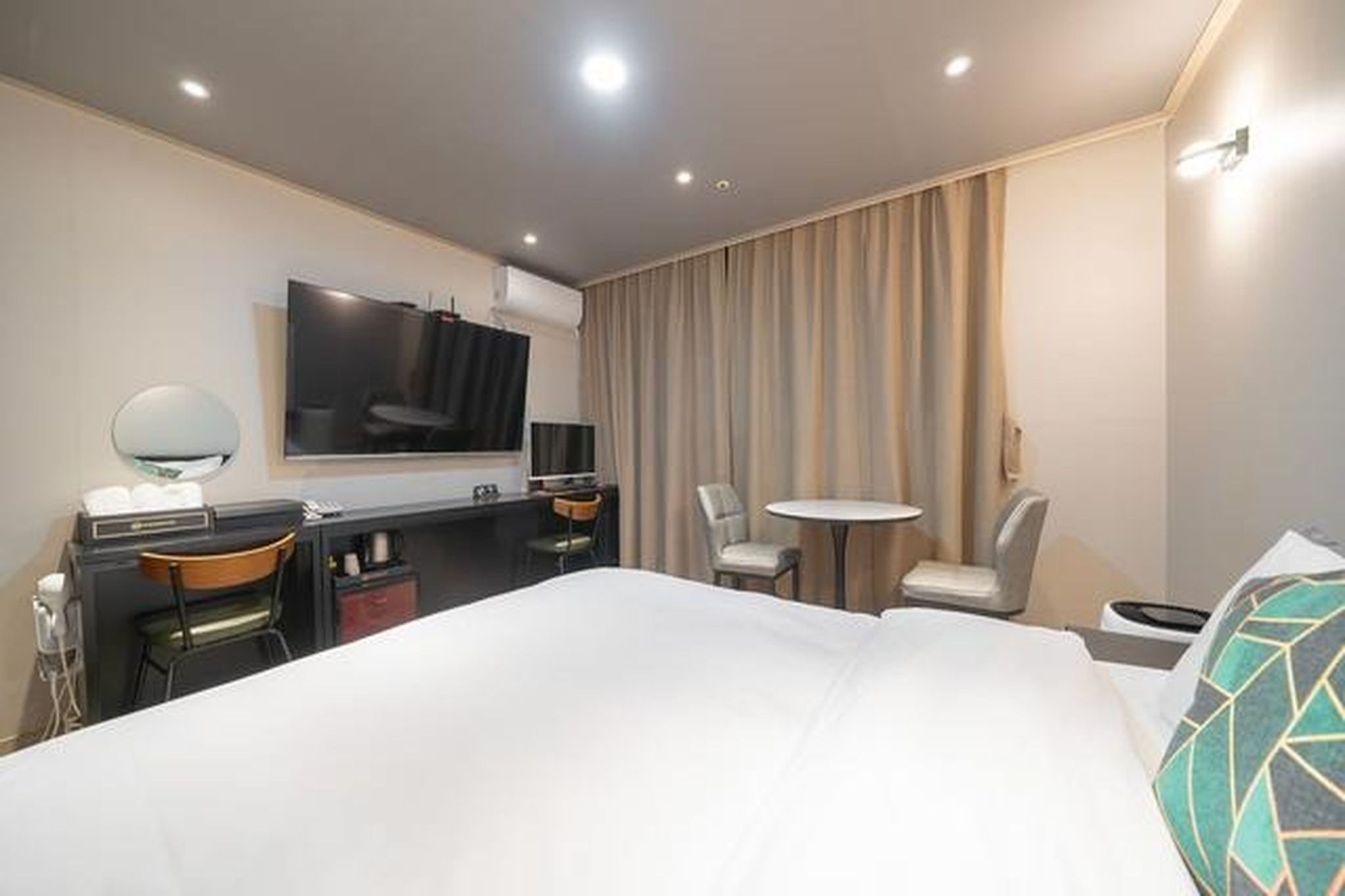 room detail thumbnail 2