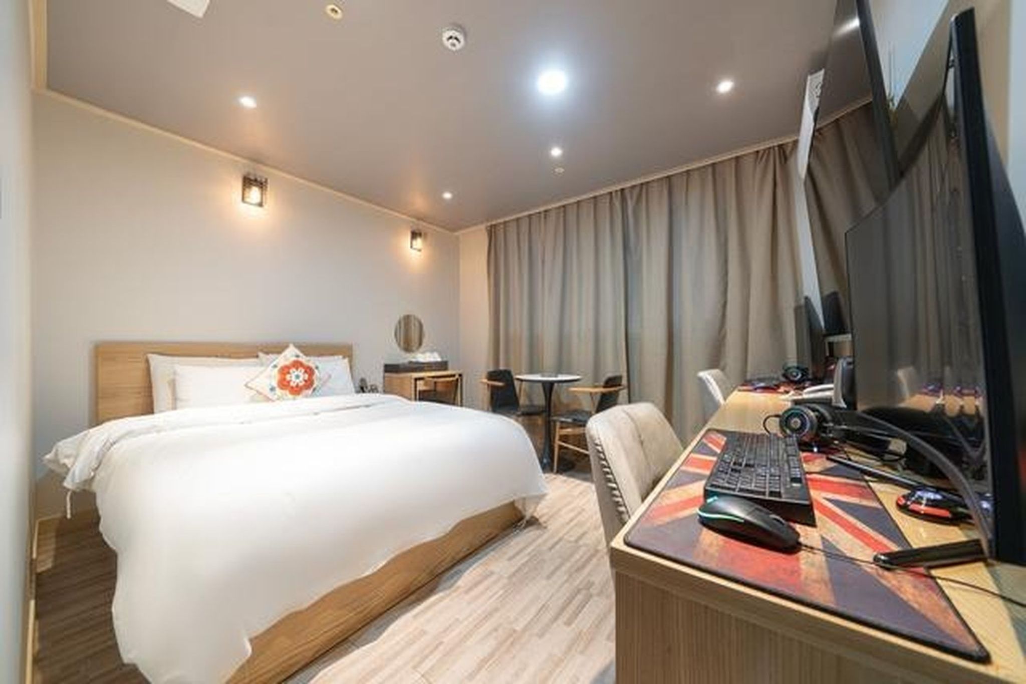 room detail thumbnail 0