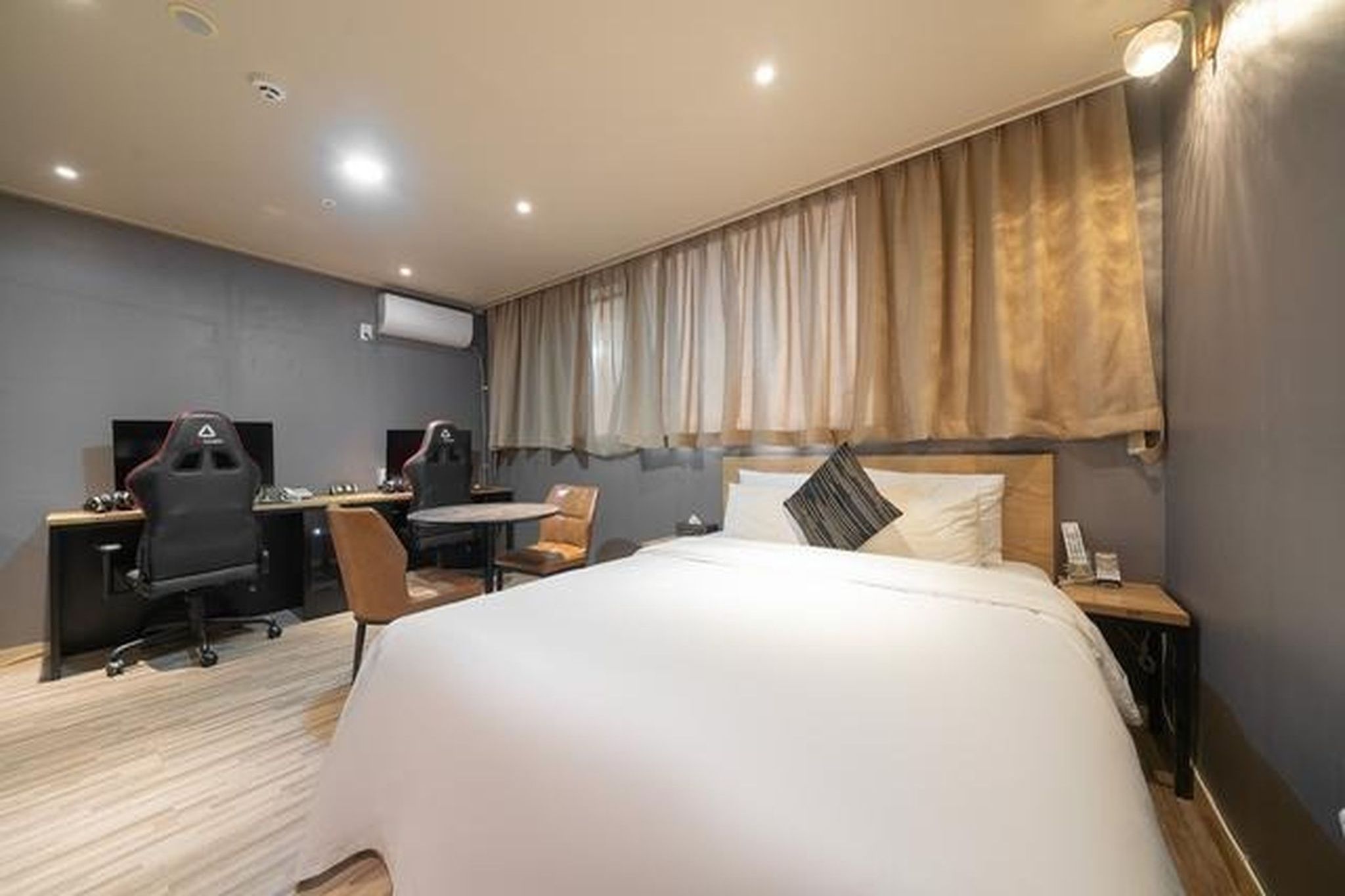 room detail thumbnail 0