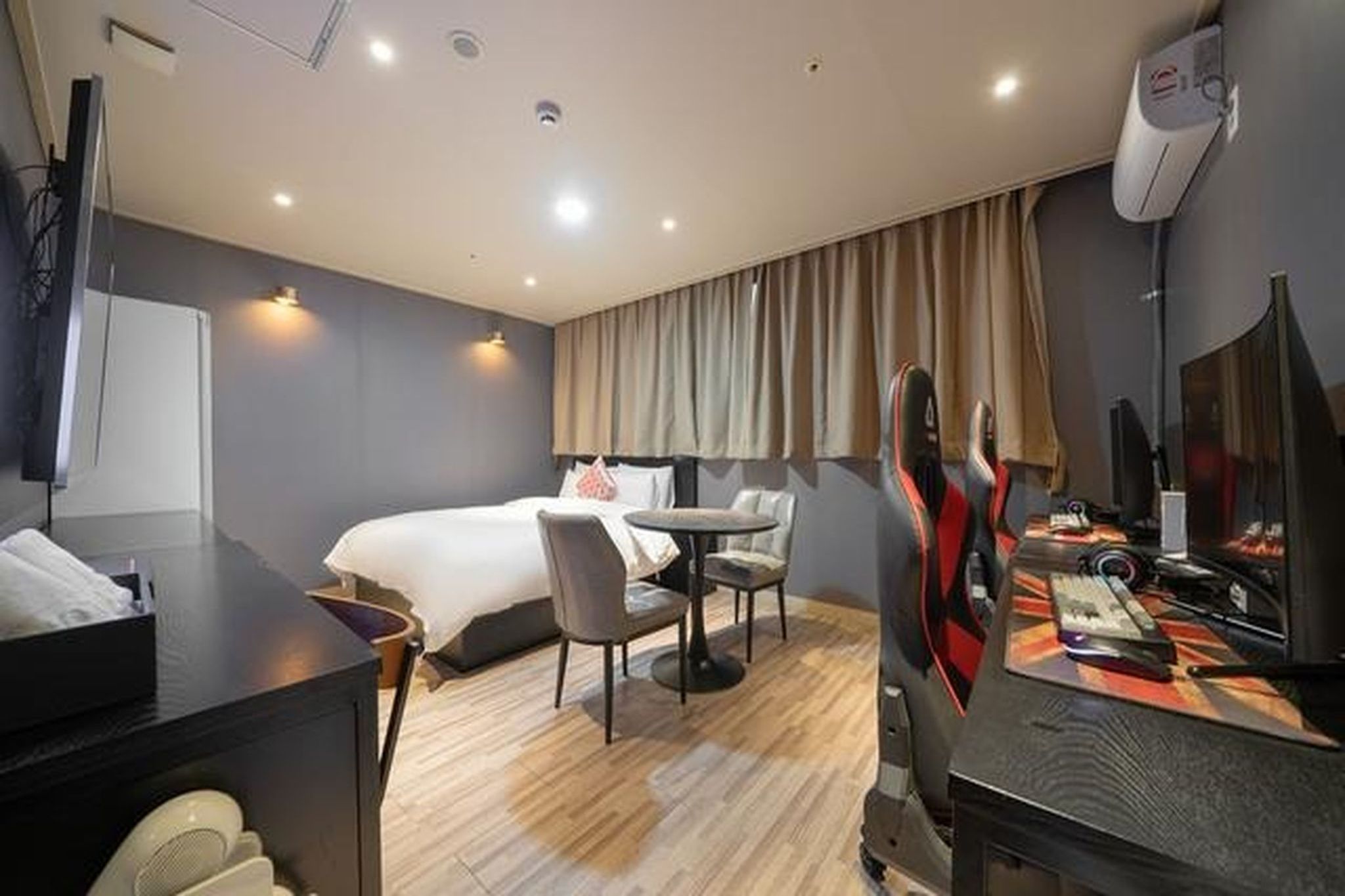 room detail thumbnail 2