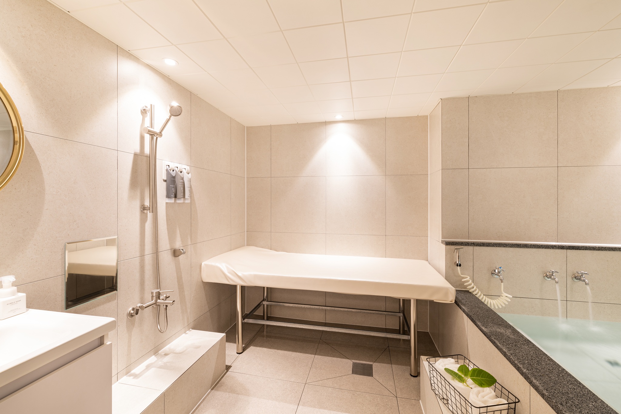 room detail thumbnail 2