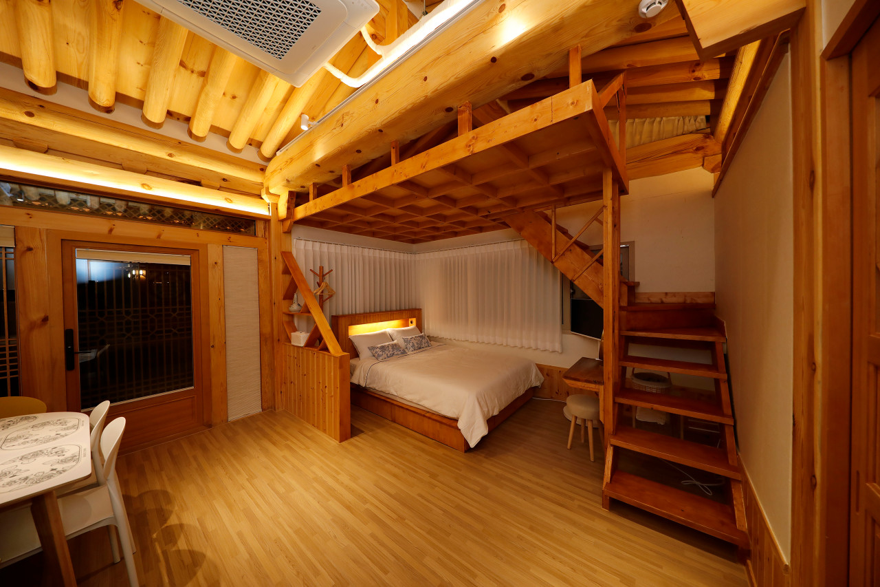room detail thumbnail 2