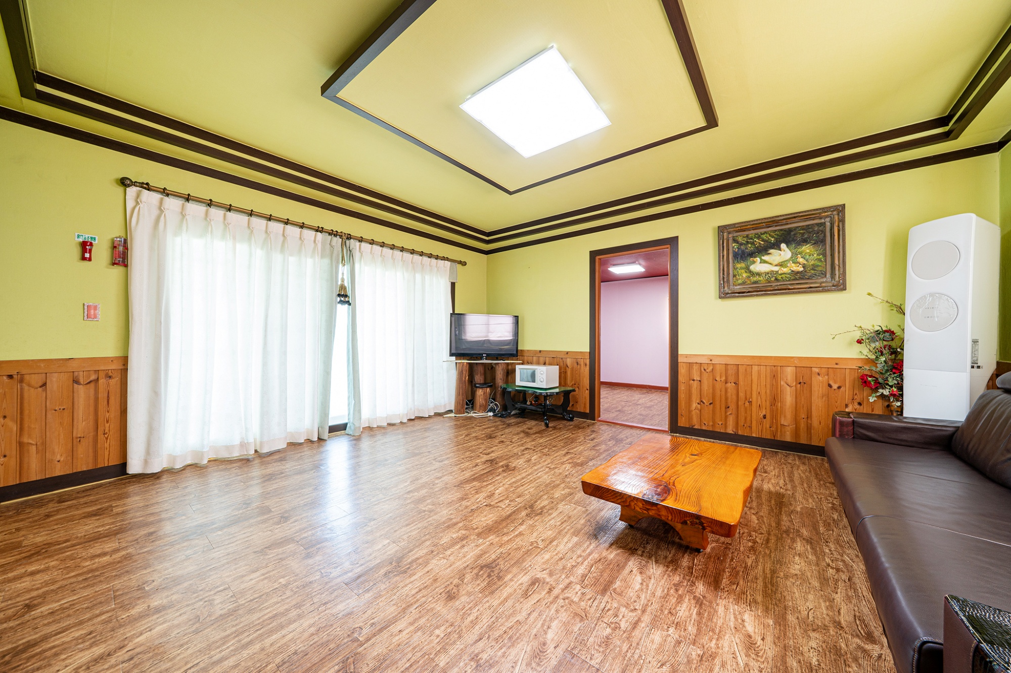 room detail thumbnail 2