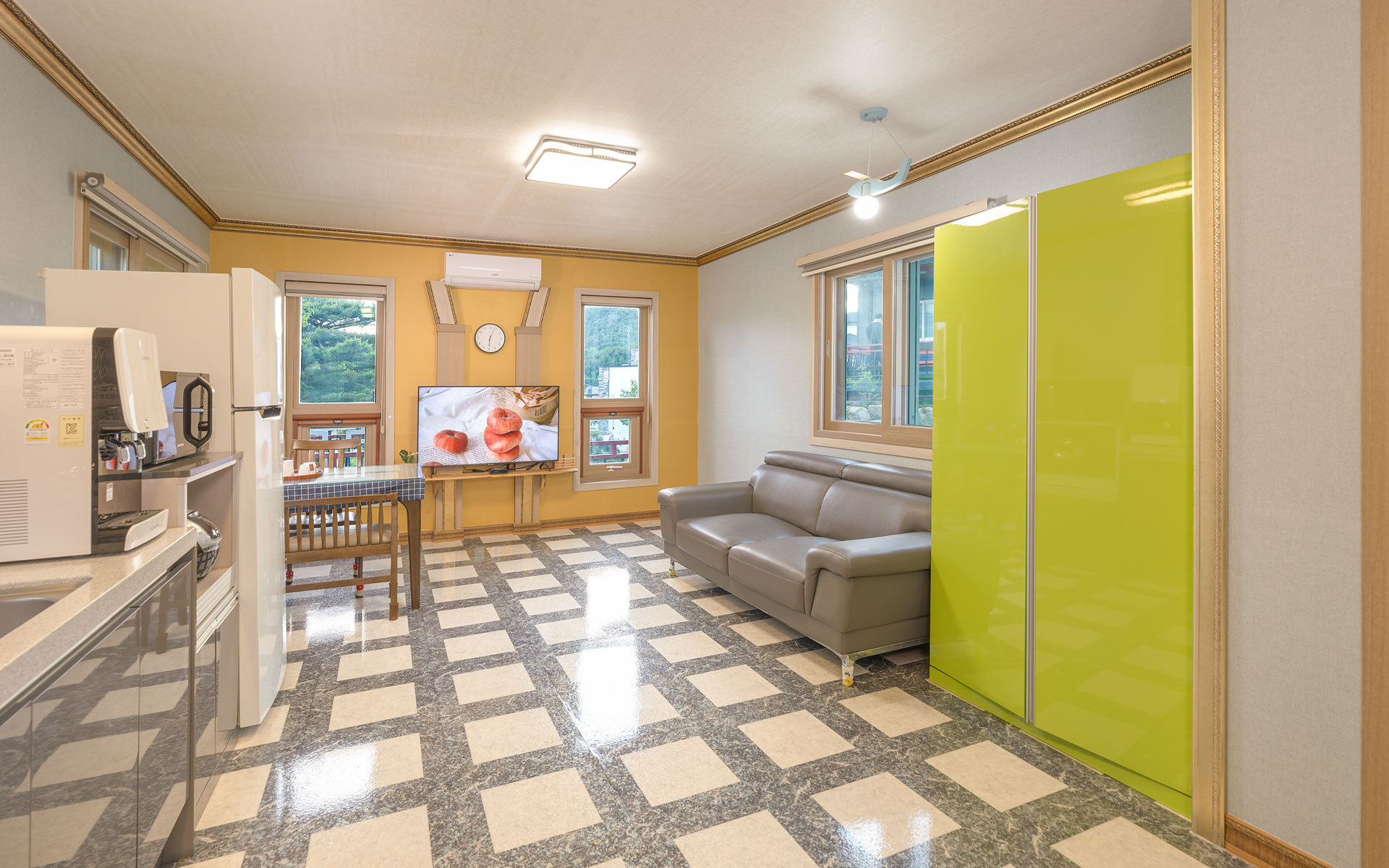 room detail thumbnail 2