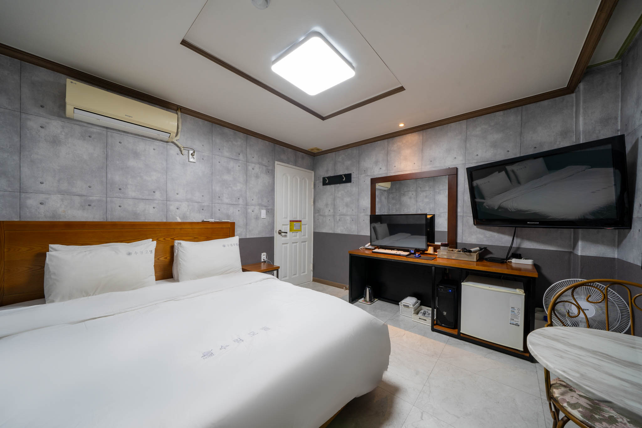 room detail thumbnail 2