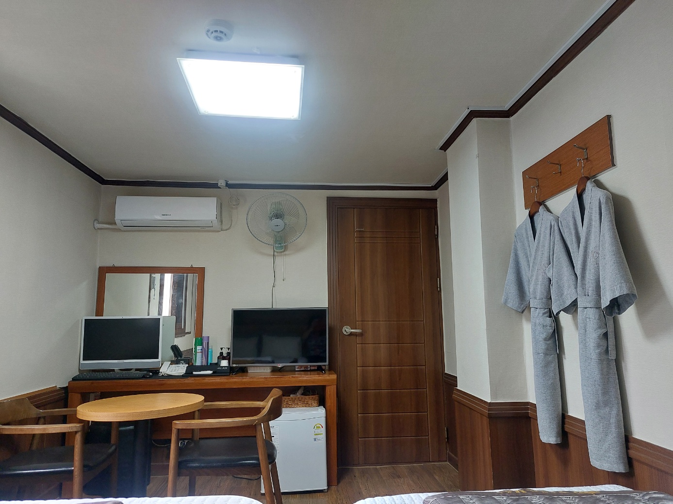 room detail thumbnail 1