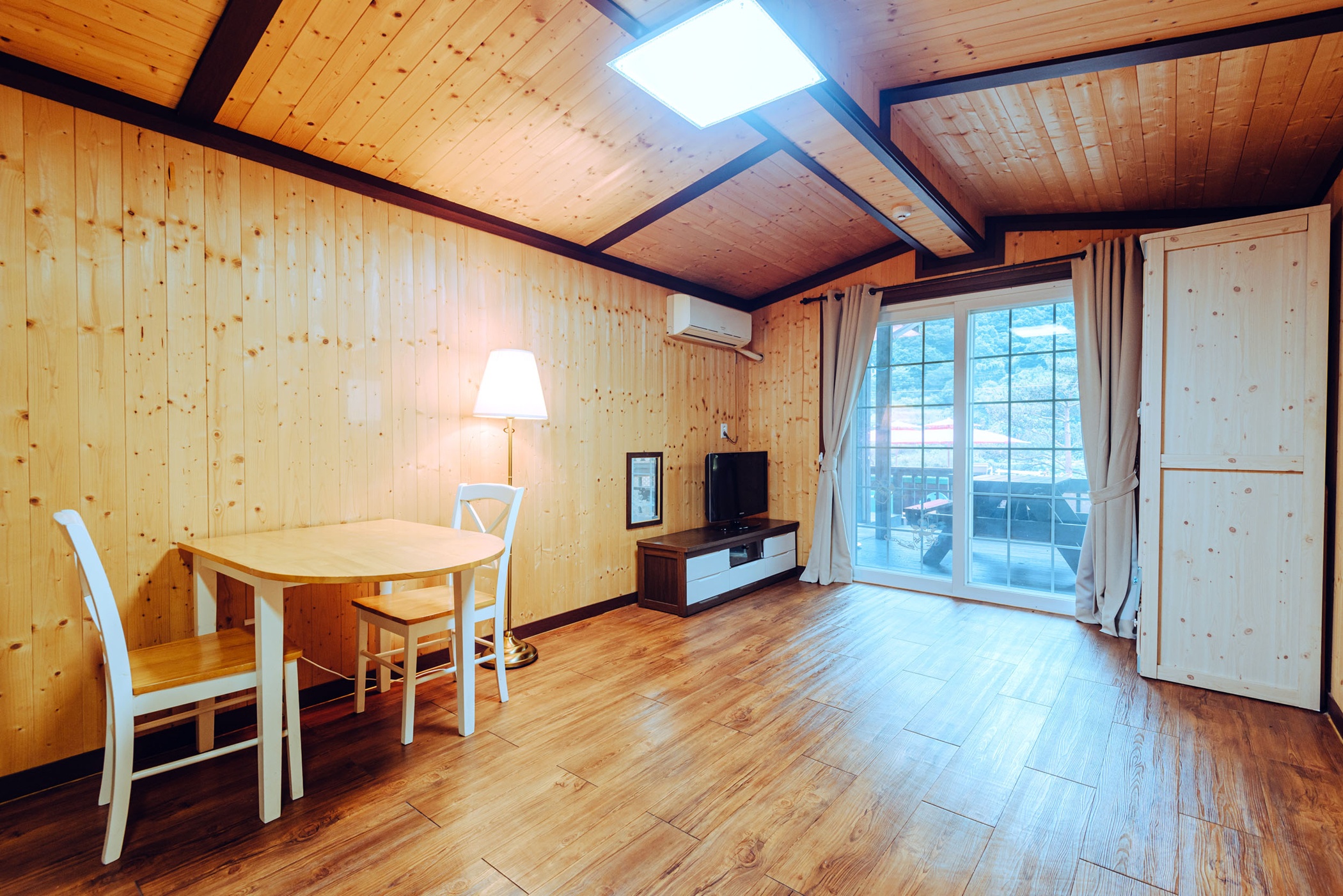 room detail thumbnail 2