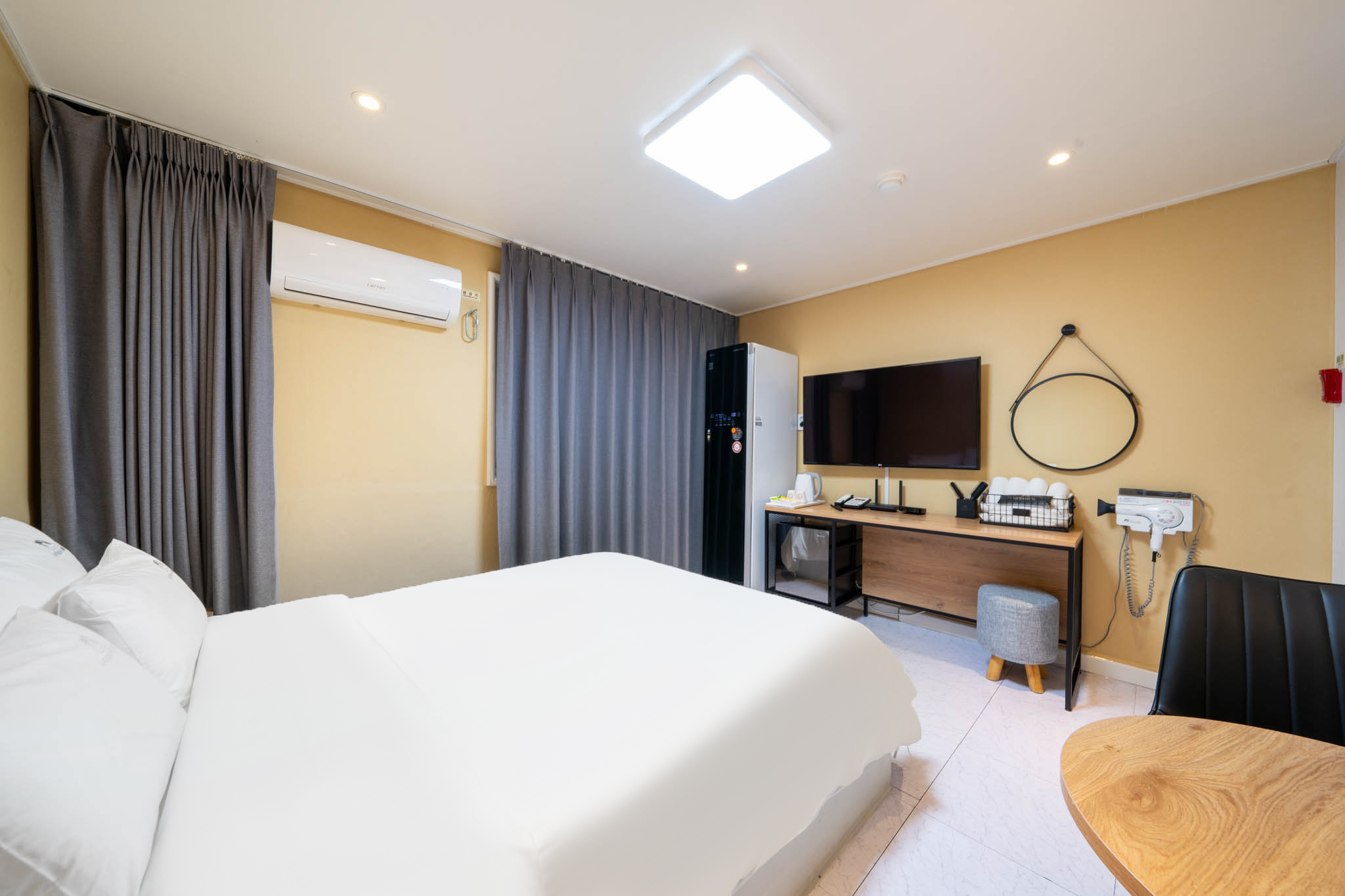 room detail thumbnail 2