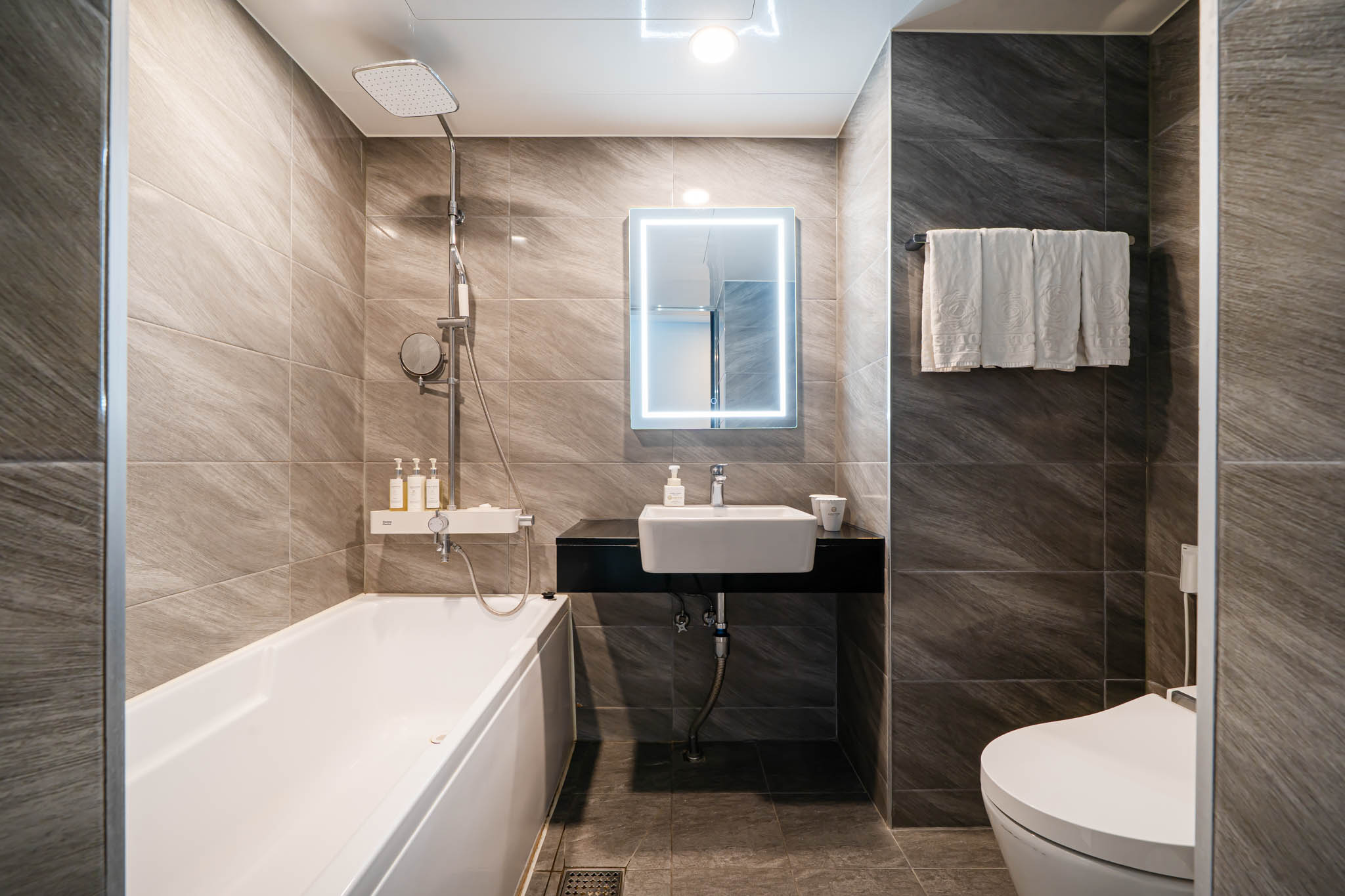 https://yaimg.yanolja.com/v5/2025/06/18/08/685279eead3241.84991363.jpg